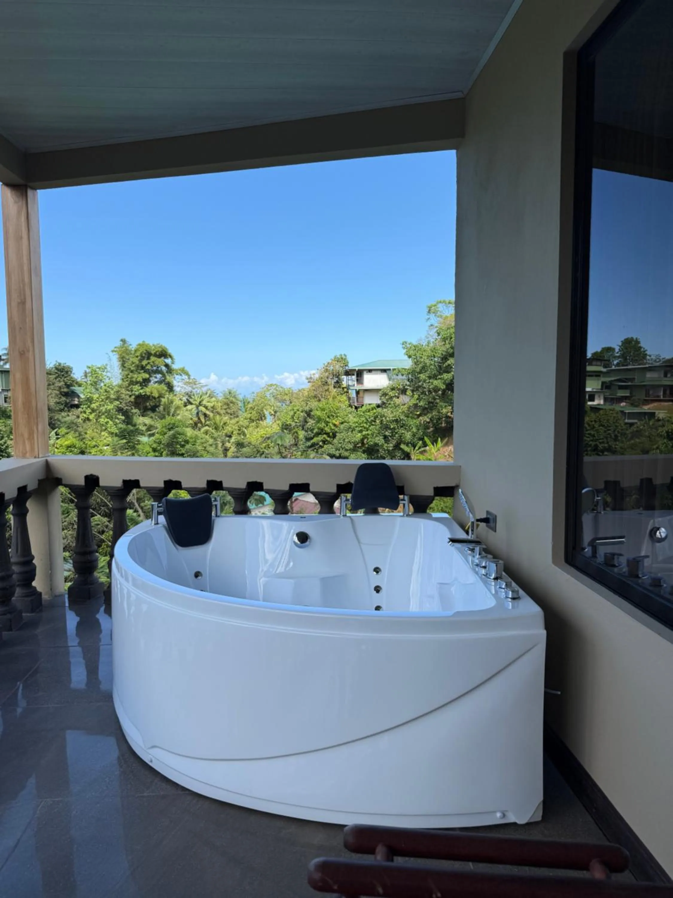 Hot Tub in Hotel Margarita and Tour Operator Drake Bay