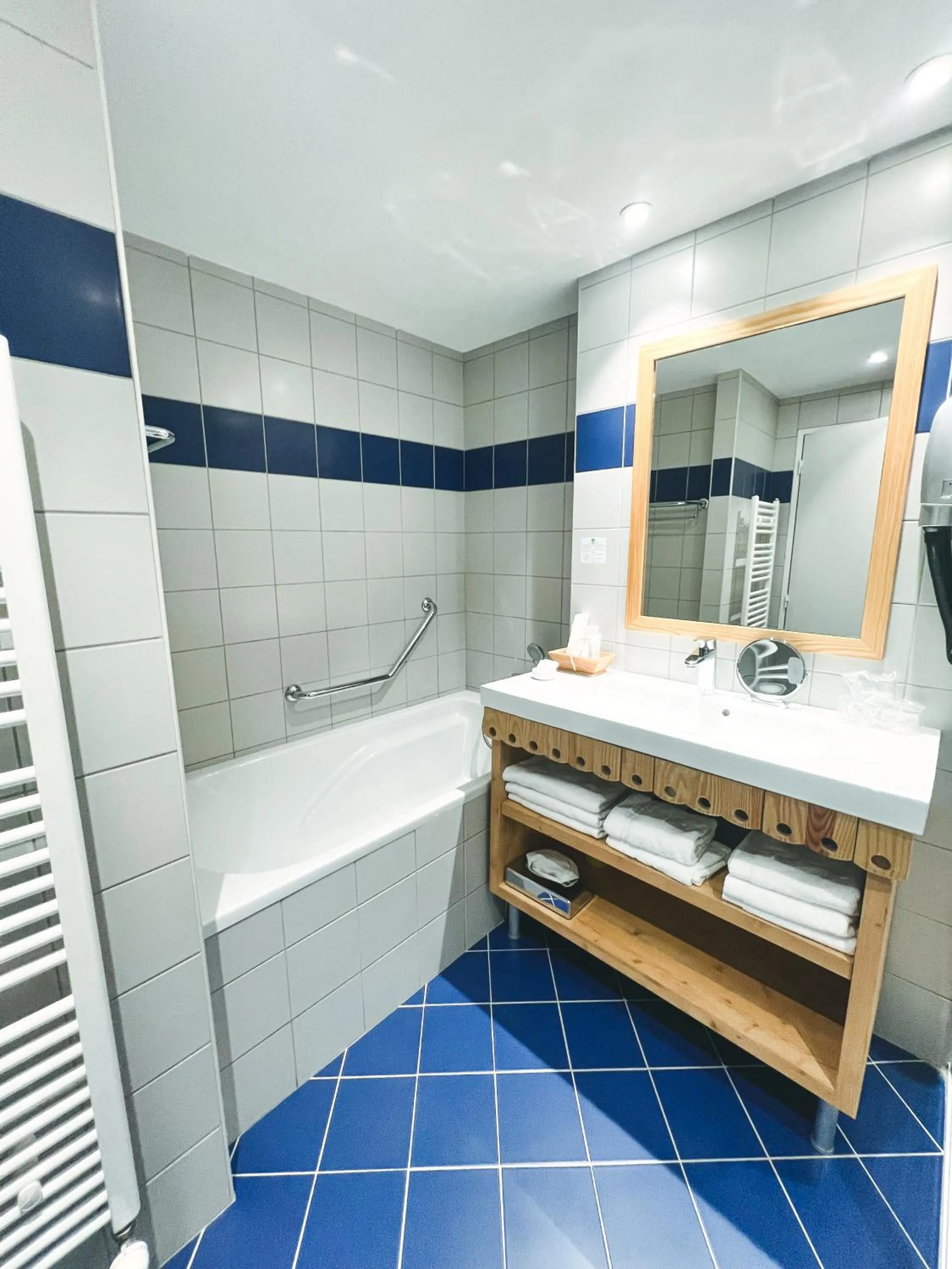 Bathroom in Hôtel Le Bois Joli
