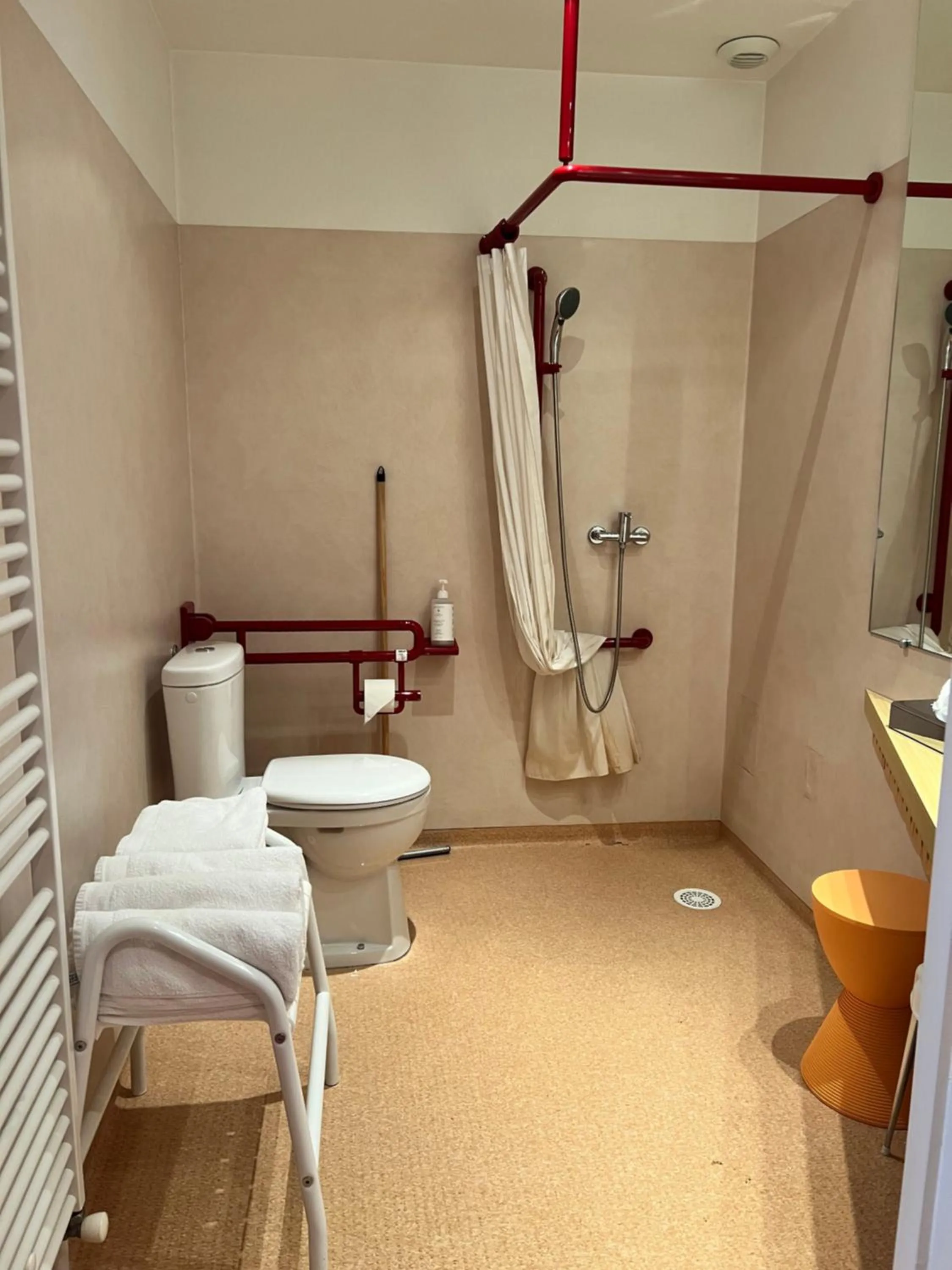 Shower in Hôtel Le Bois Joli