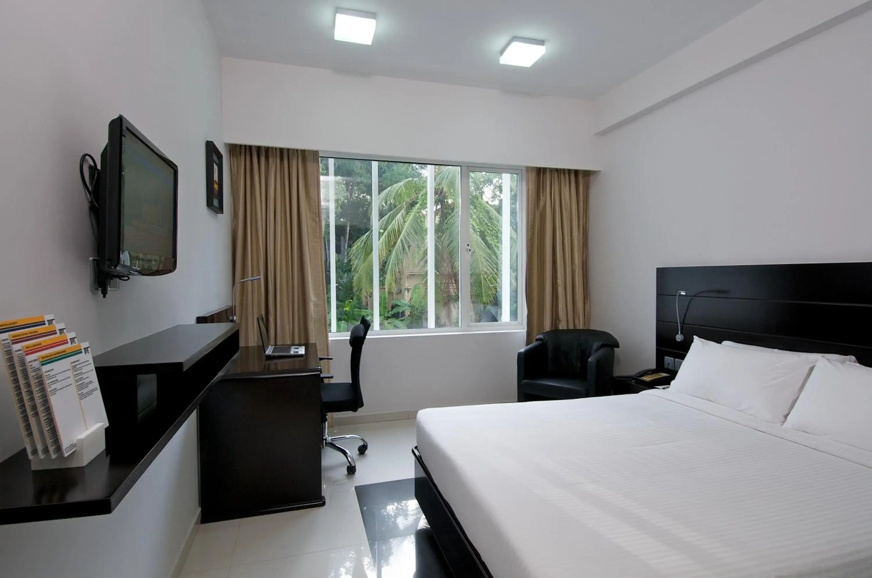 Bedroom, Bed in Keys Select by Lemon Tree Hotels, Thiruvananthapuram Bedroom, Bed in Keys Select by Lemon Tree Hotels, Thiruvananthapuram