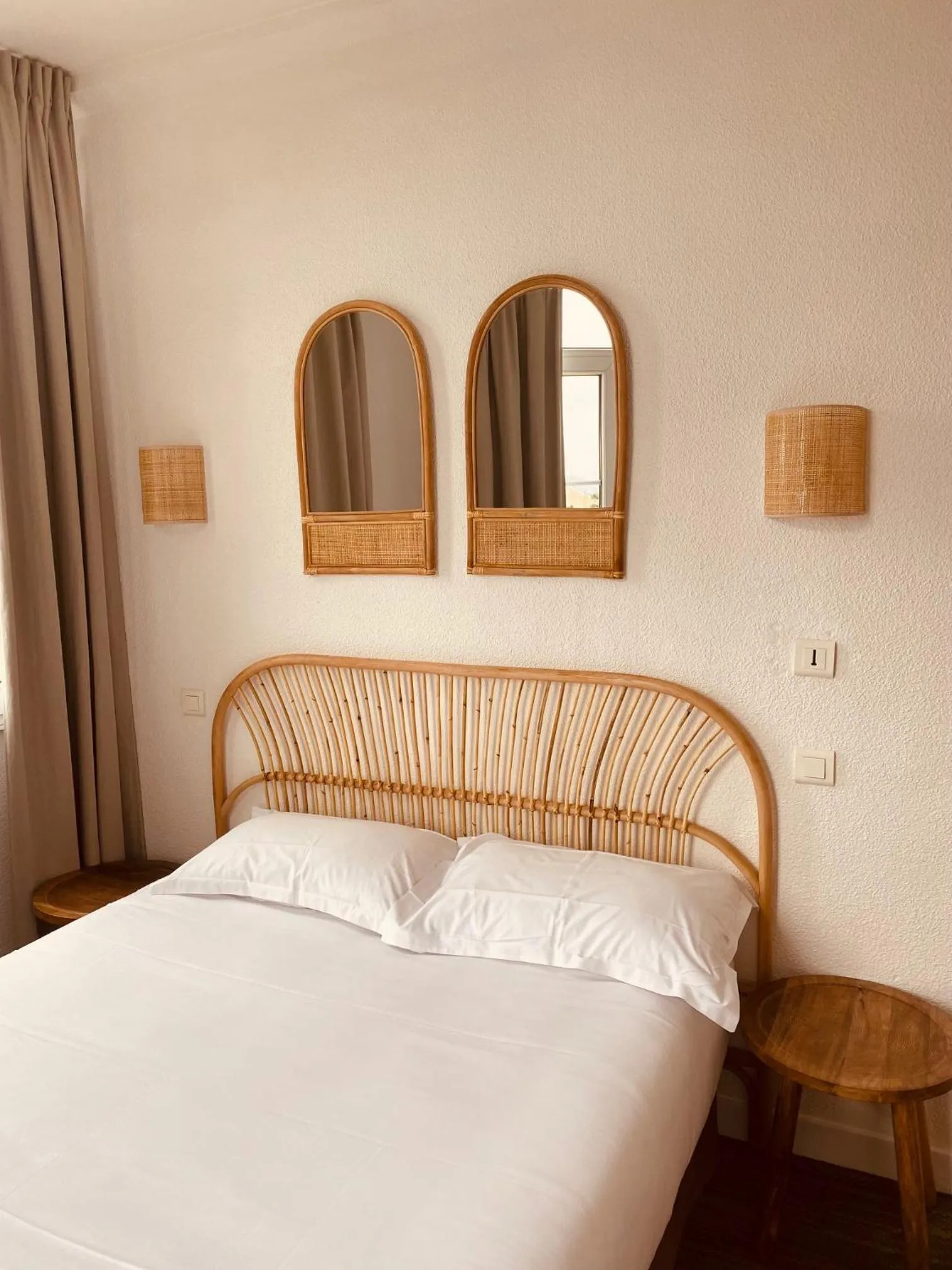 Bedroom, Bed in Hôtel Le Britannic - centre gare-