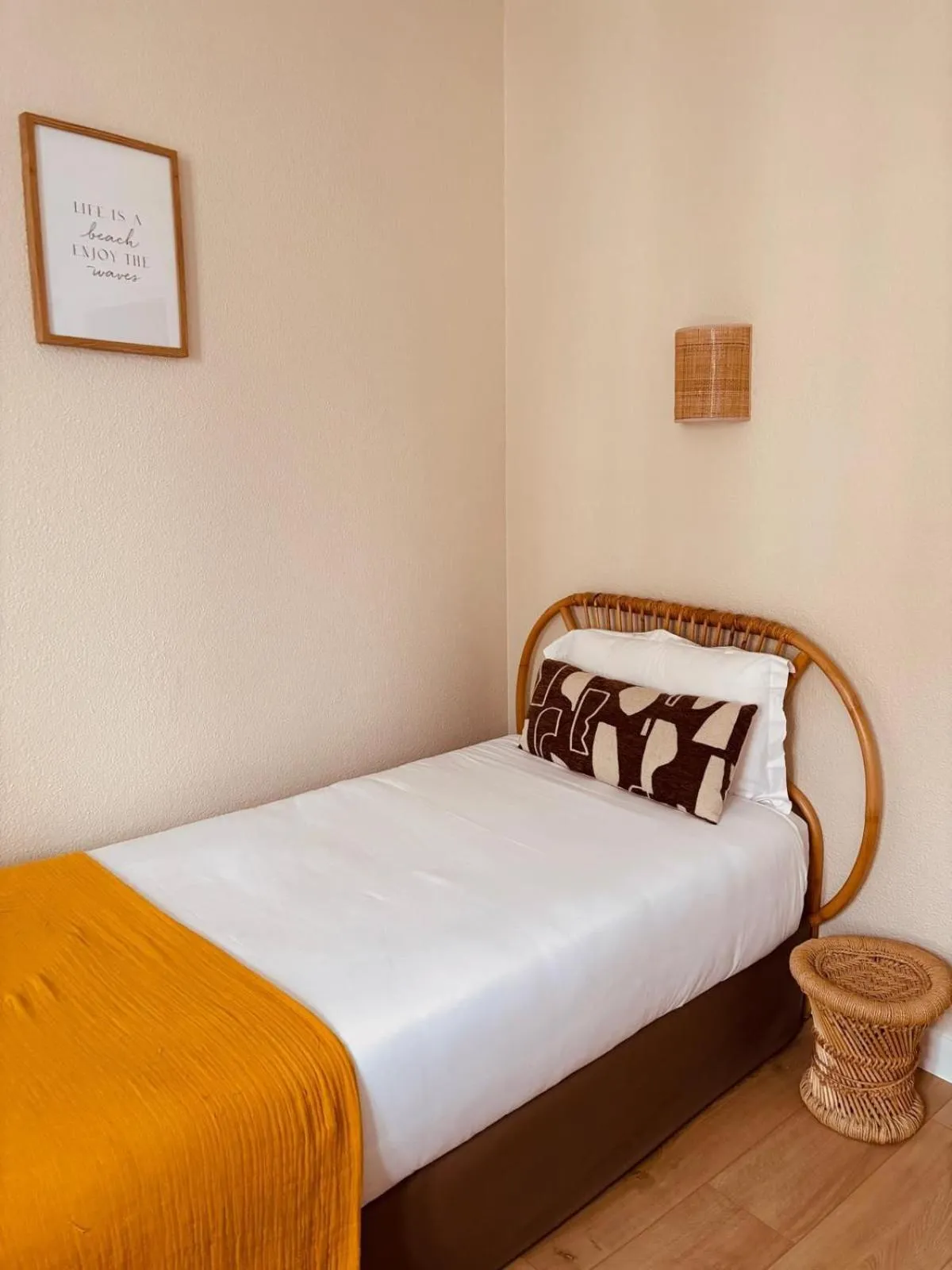 Bedroom, Bed in Hôtel Le Britannic - centre gare-