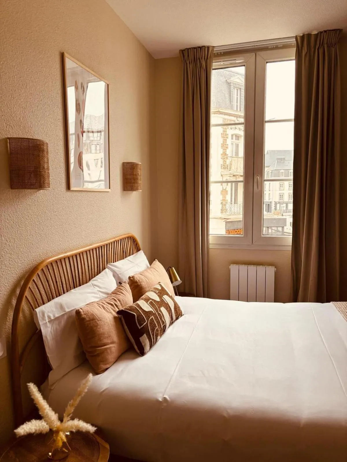 Bedroom, Bed in Hôtel Le Britannic - centre gare-