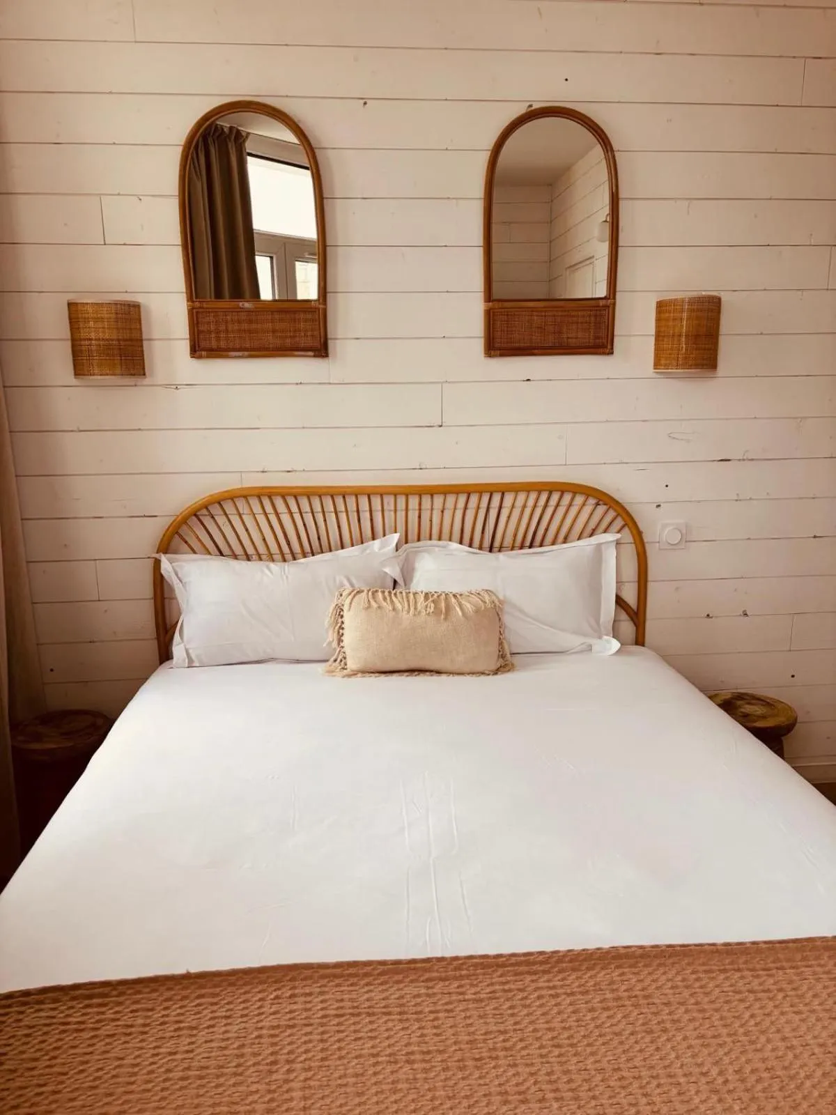 Bedroom, Bed in Hôtel Le Britannic - centre gare-