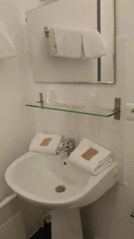 Bathroom in Hôtel Le Britannic - centre gare-