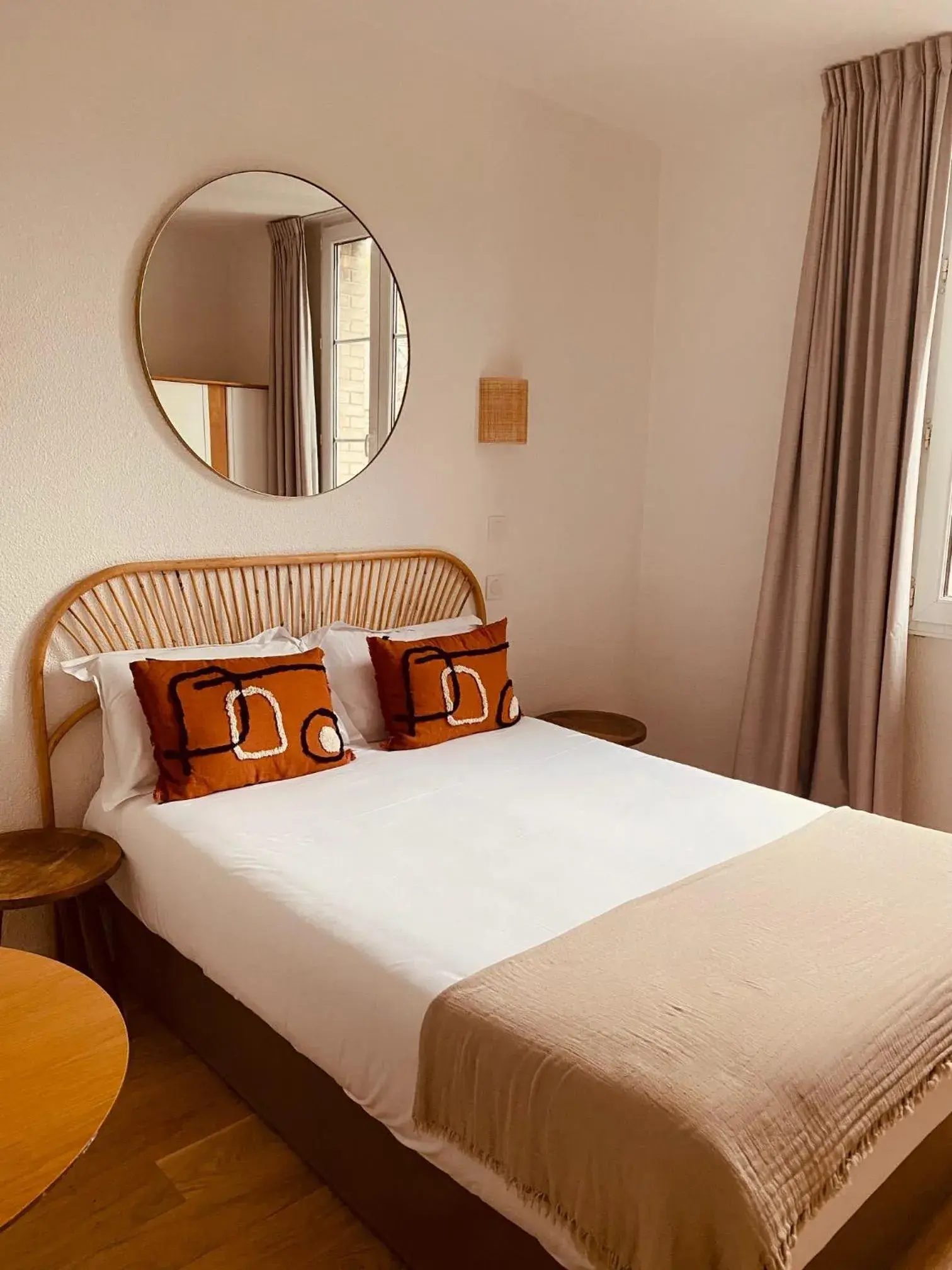 Double Room with Private Bathroom in Hôtel Le Britannic - centre gare- Double Room with Private Bathroom in Hôtel Le Britannic - centre gare-