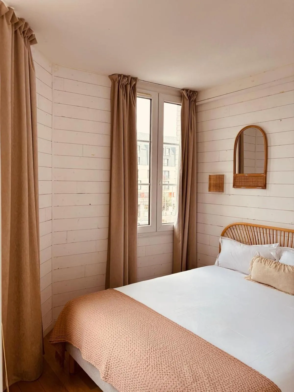 Bedroom, Bed in Hôtel Le Britannic - centre gare-