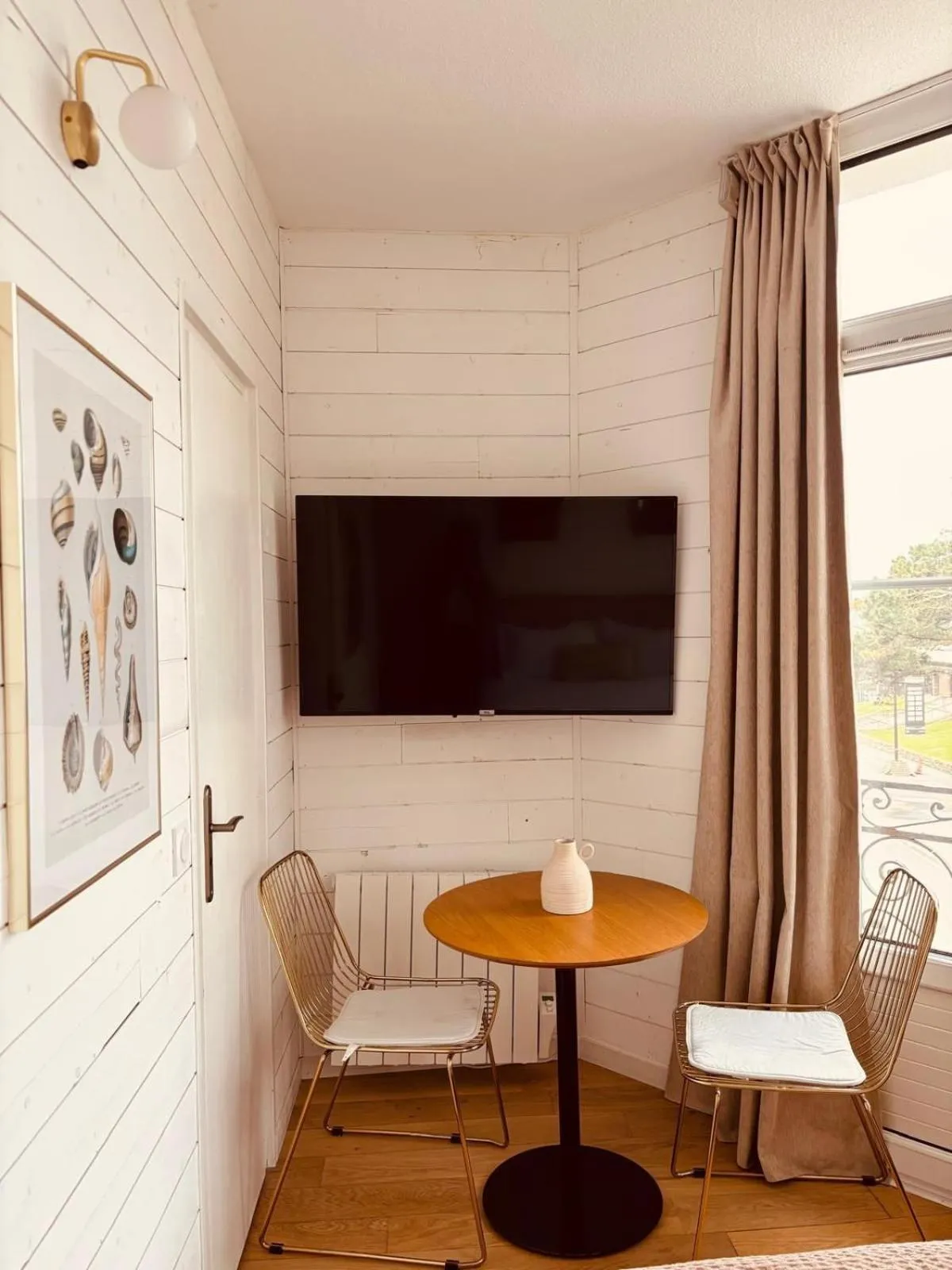 Bedroom in Hôtel Le Britannic - centre gare-