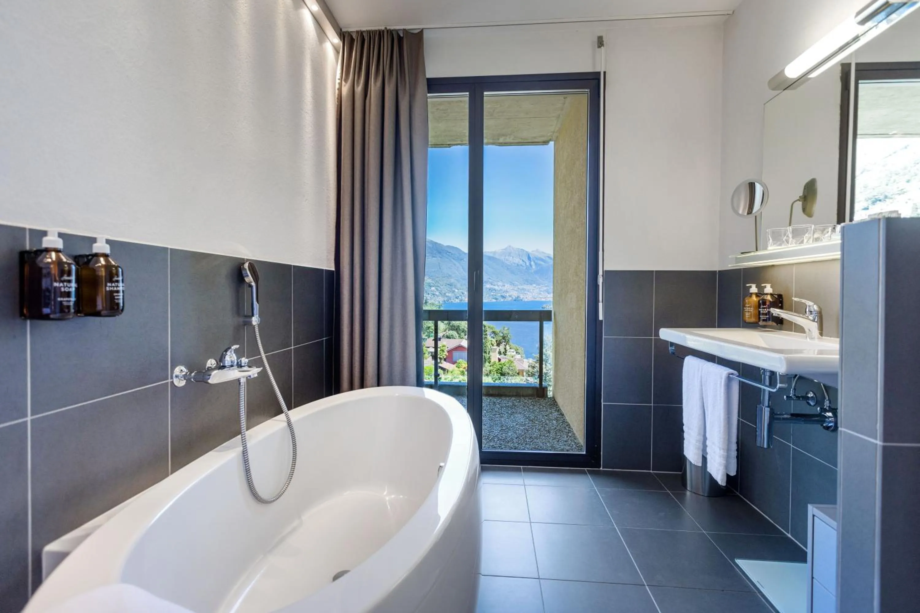 Bathroom in Parkhotel Brenscino Brissago