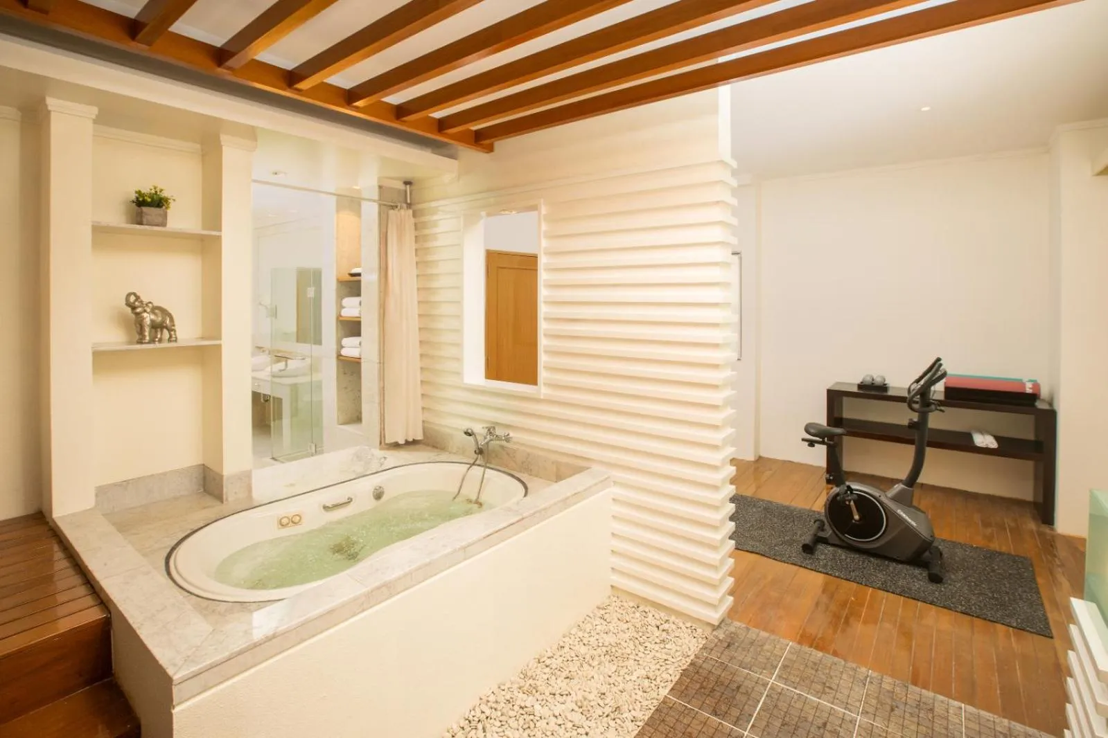 Hot Tub in Aryaduta Palembang