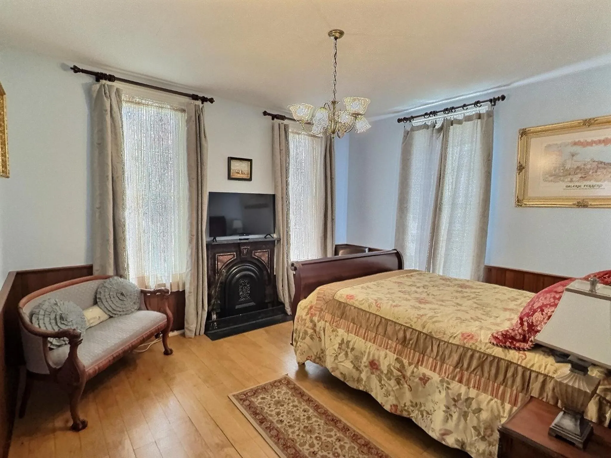 Bed in Historic Sion Bass Guest House