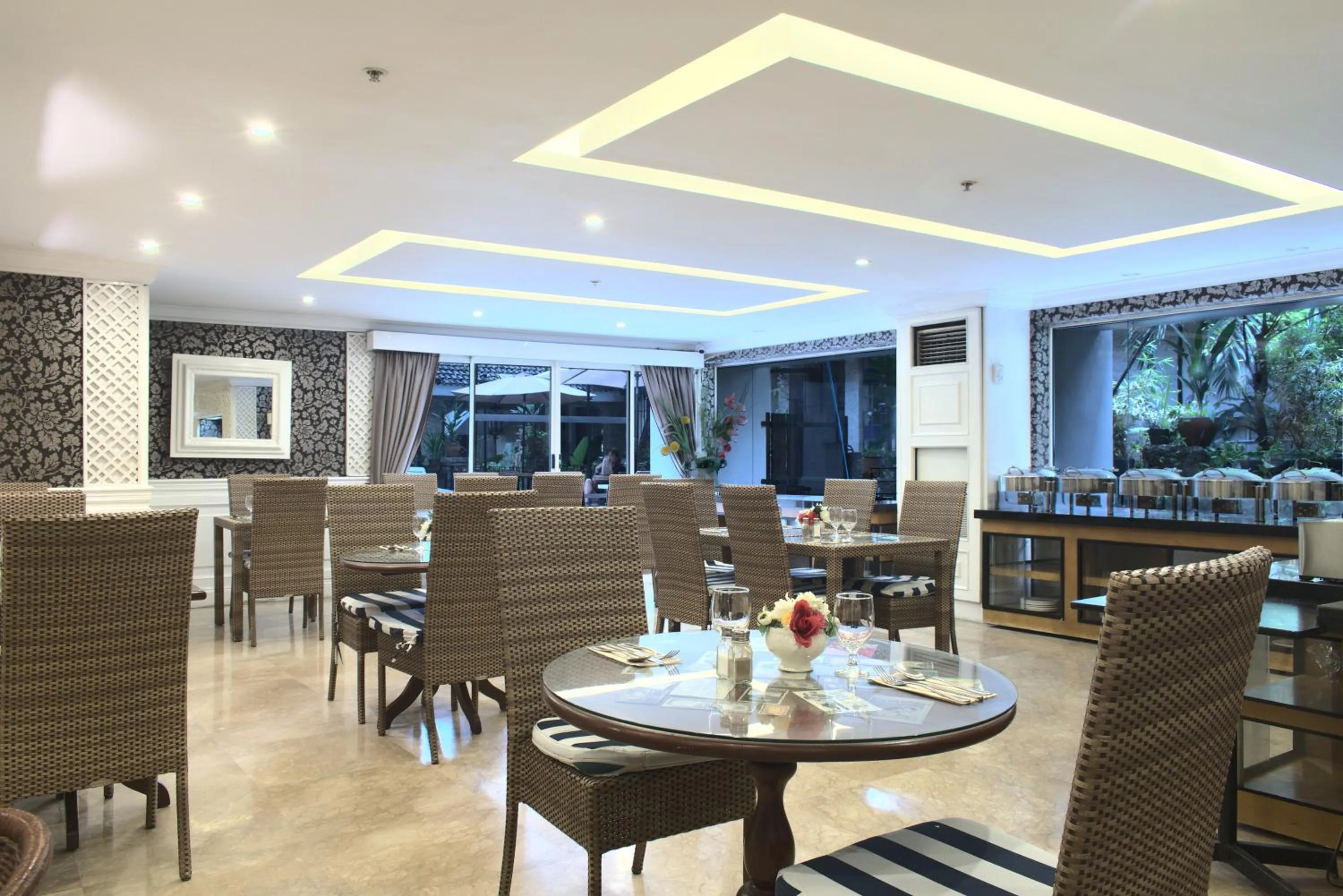 Restaurant/places to eat in Orchid Garden Suites