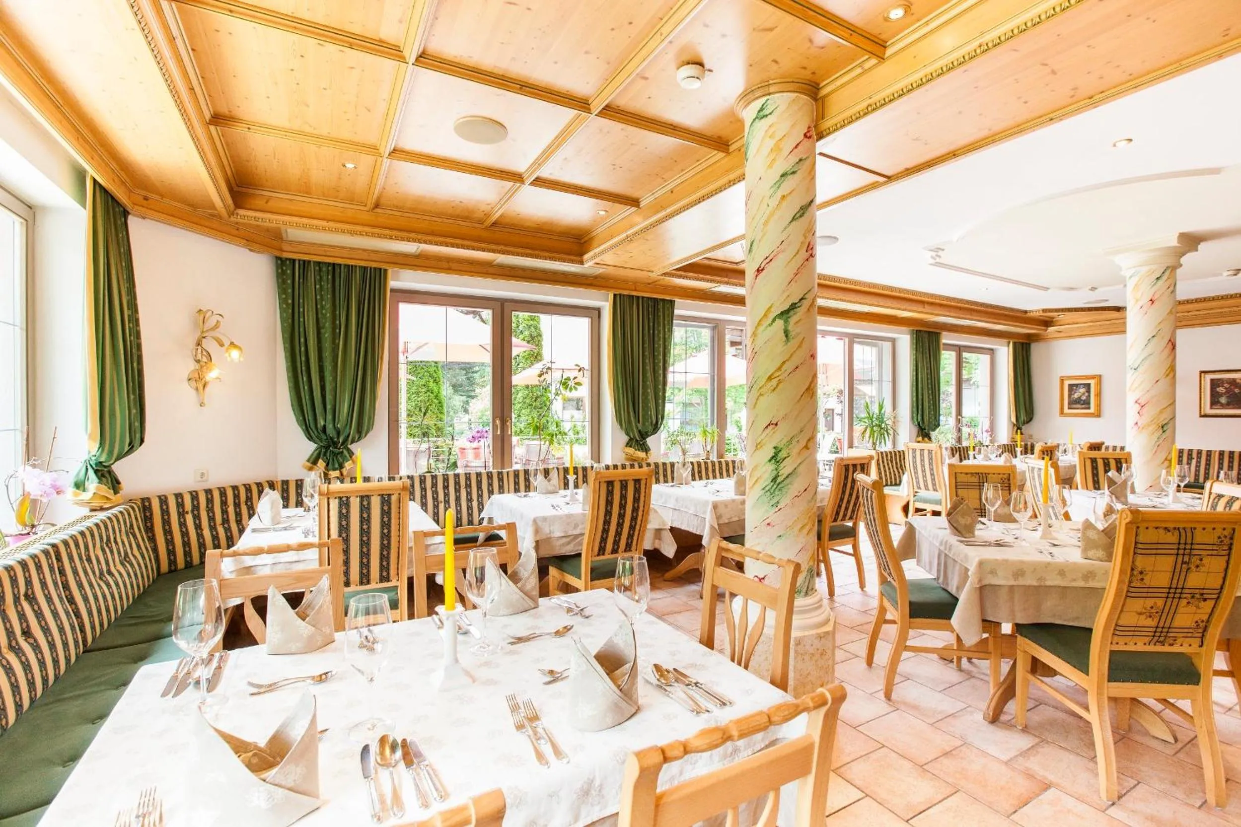 Restaurant/places to eat in Hotel & Appartements Alpenresidenz Viktoria