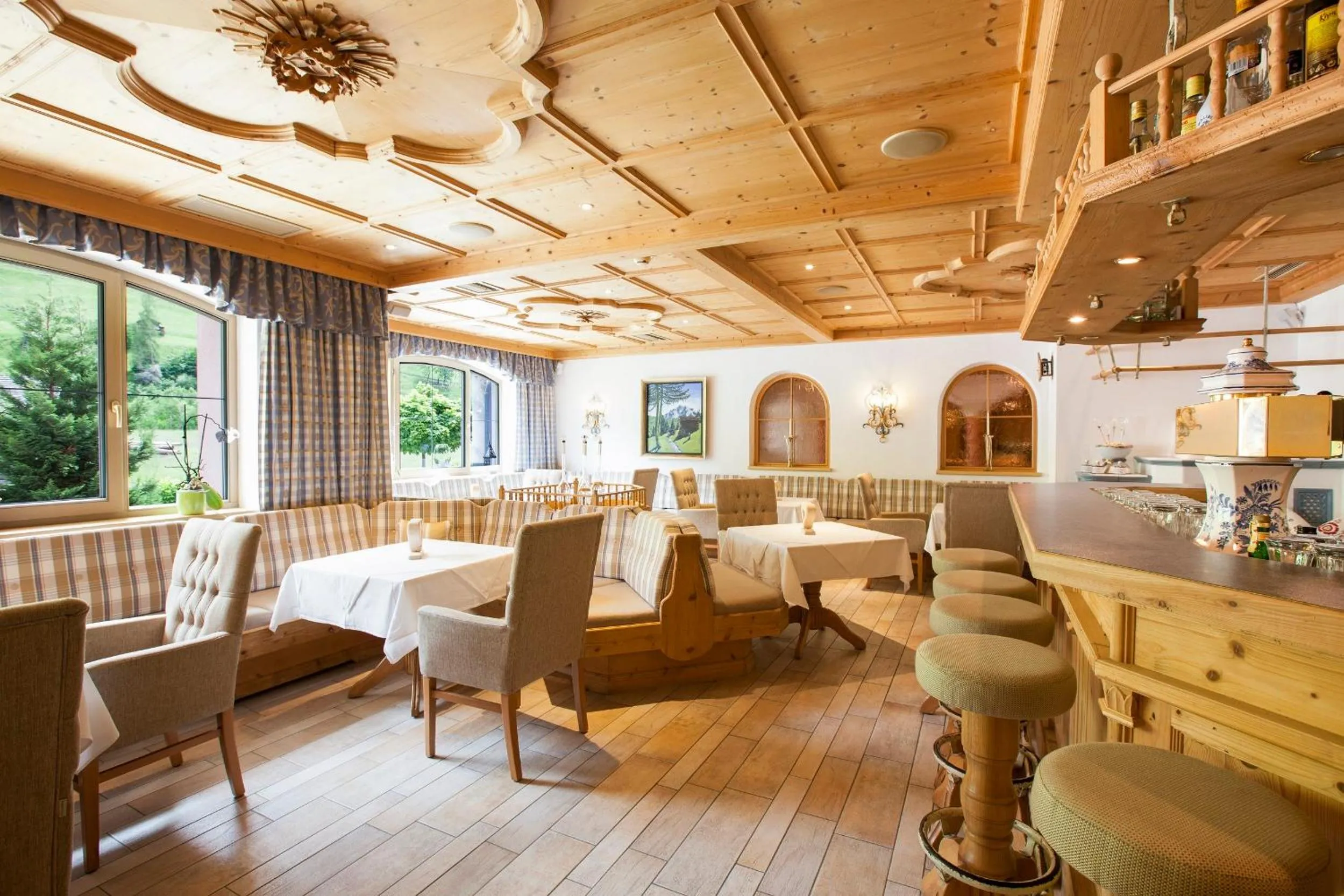 Lounge or bar in Hotel & Appartements Alpenresidenz Viktoria