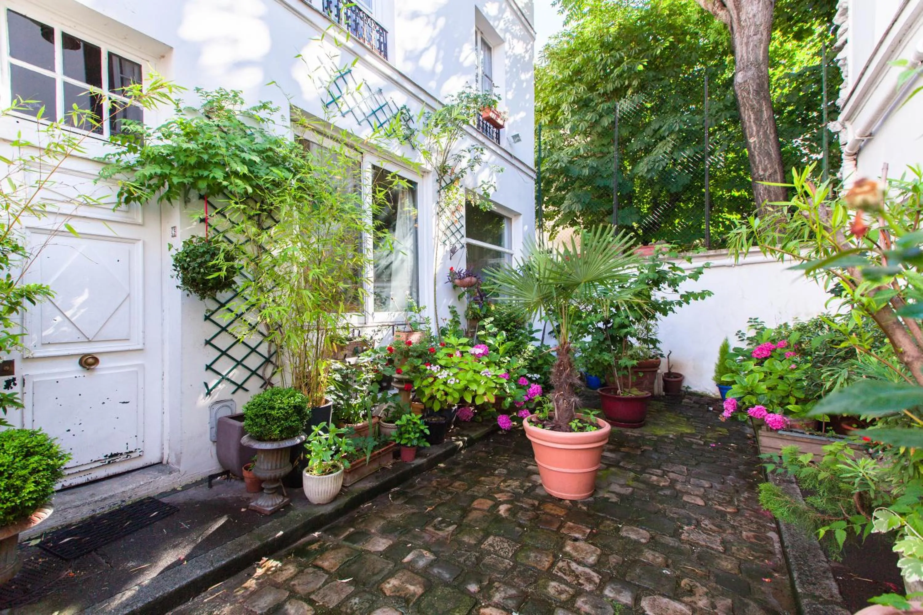 Facade/entrance in Maison Nomade Paris - MaisonNomadeChic