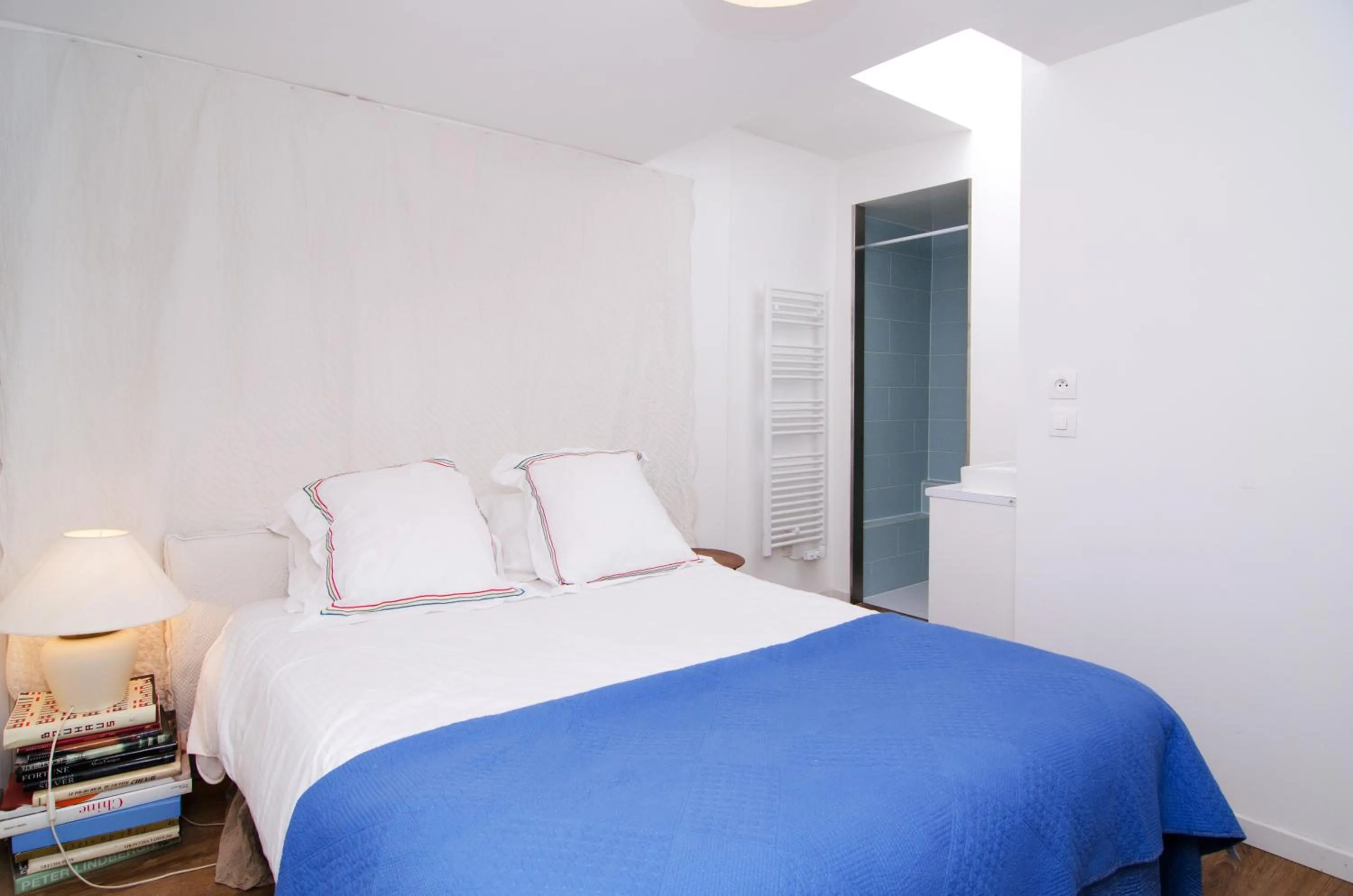 Shower, Bed in Maison Nomade Paris - MaisonNomadeChic