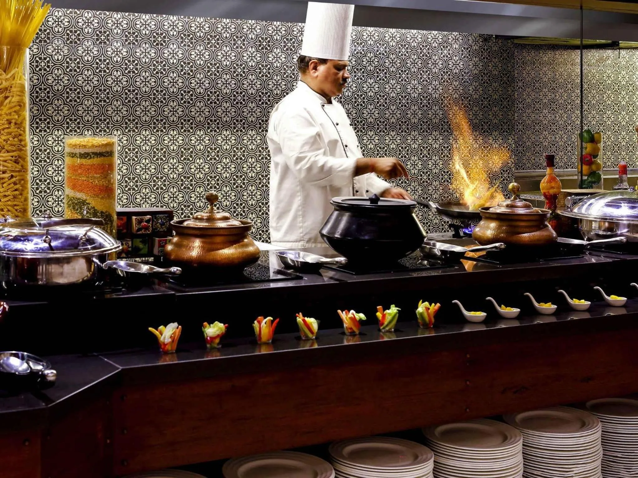 Restaurant/places to eat in Grand Mercure Vadodara Surya Palace