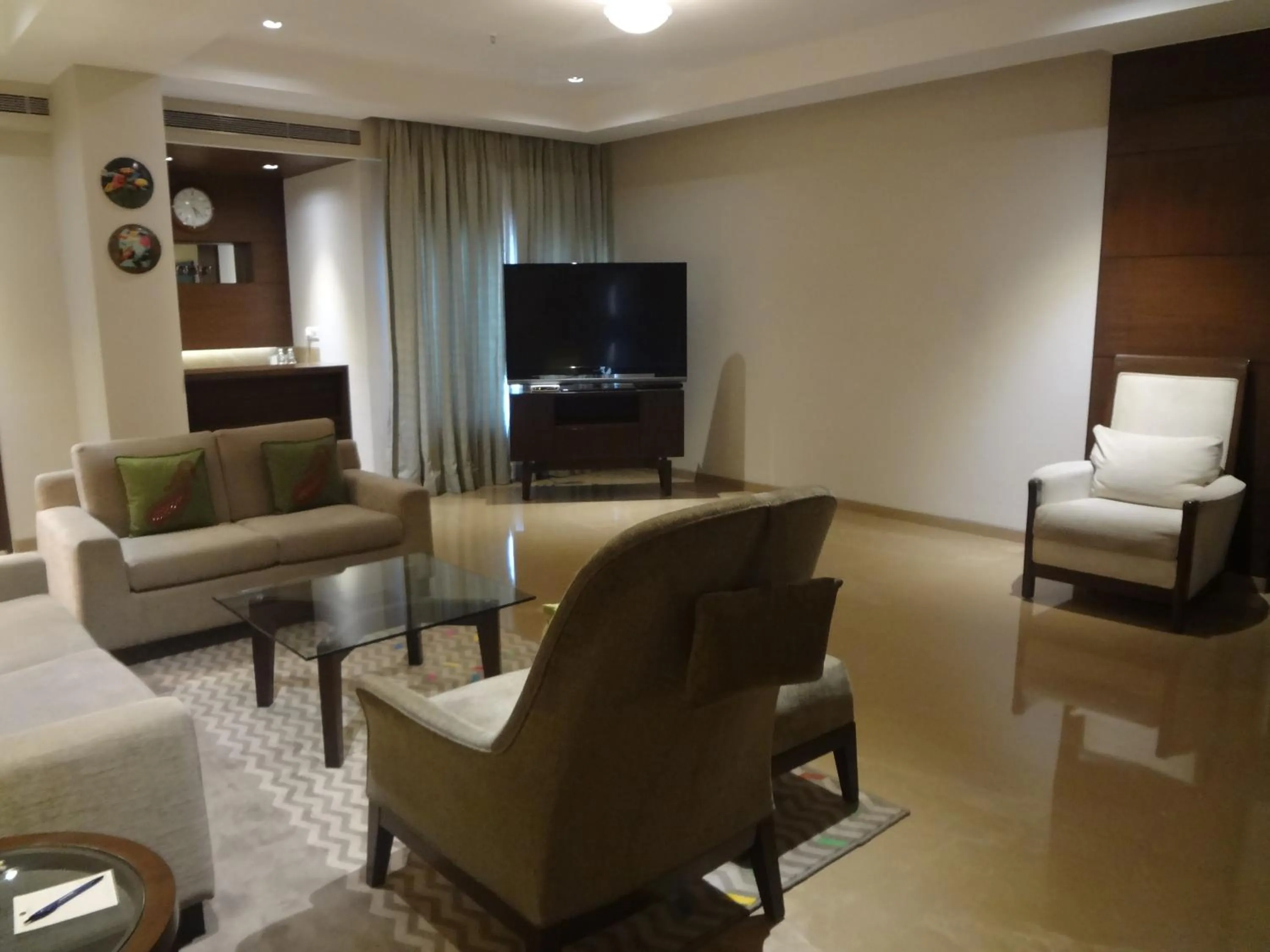 Living room in Grand Mercure Vadodara Surya Palace