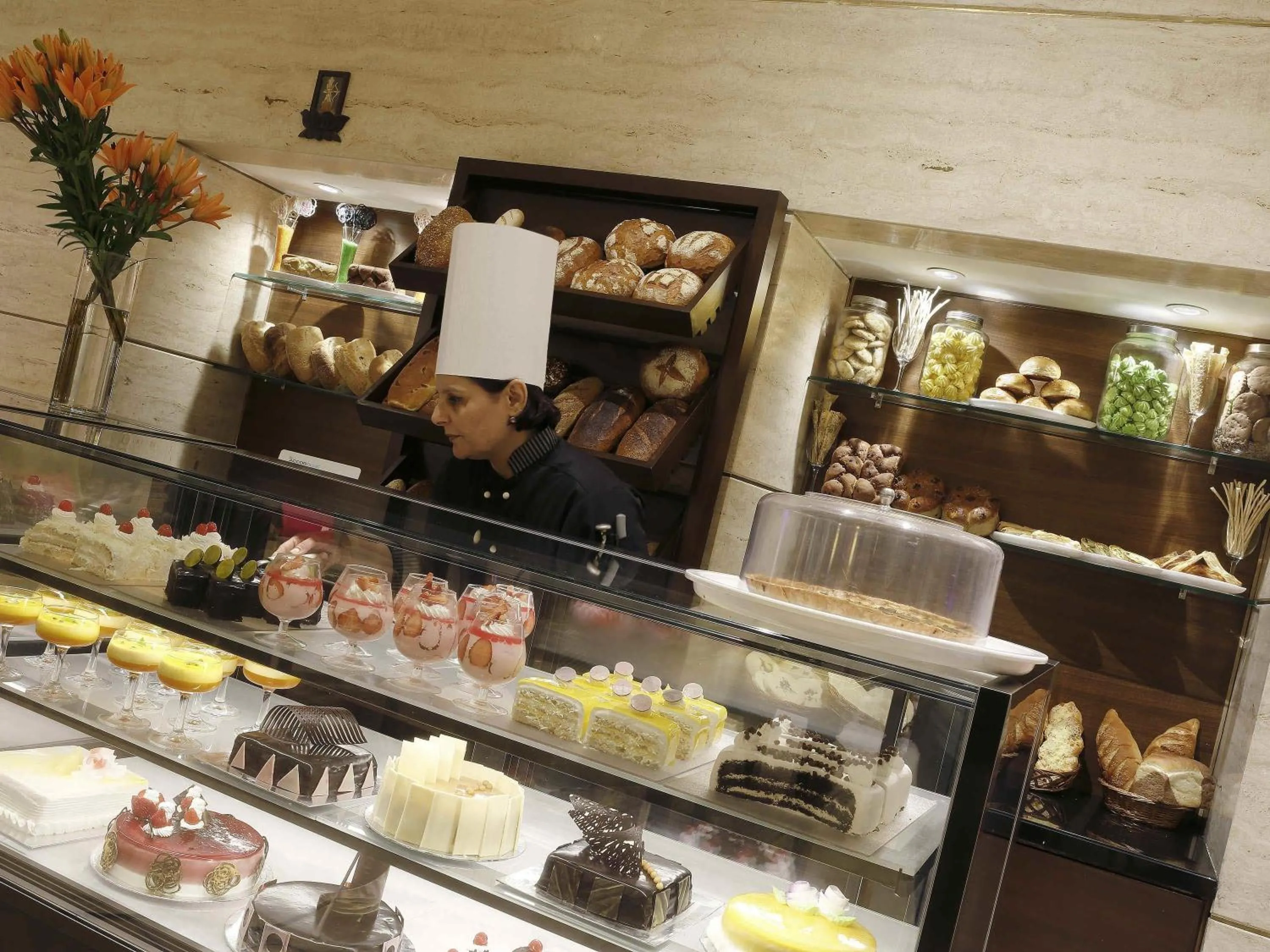 Restaurant/places to eat in Grand Mercure Vadodara Surya Palace