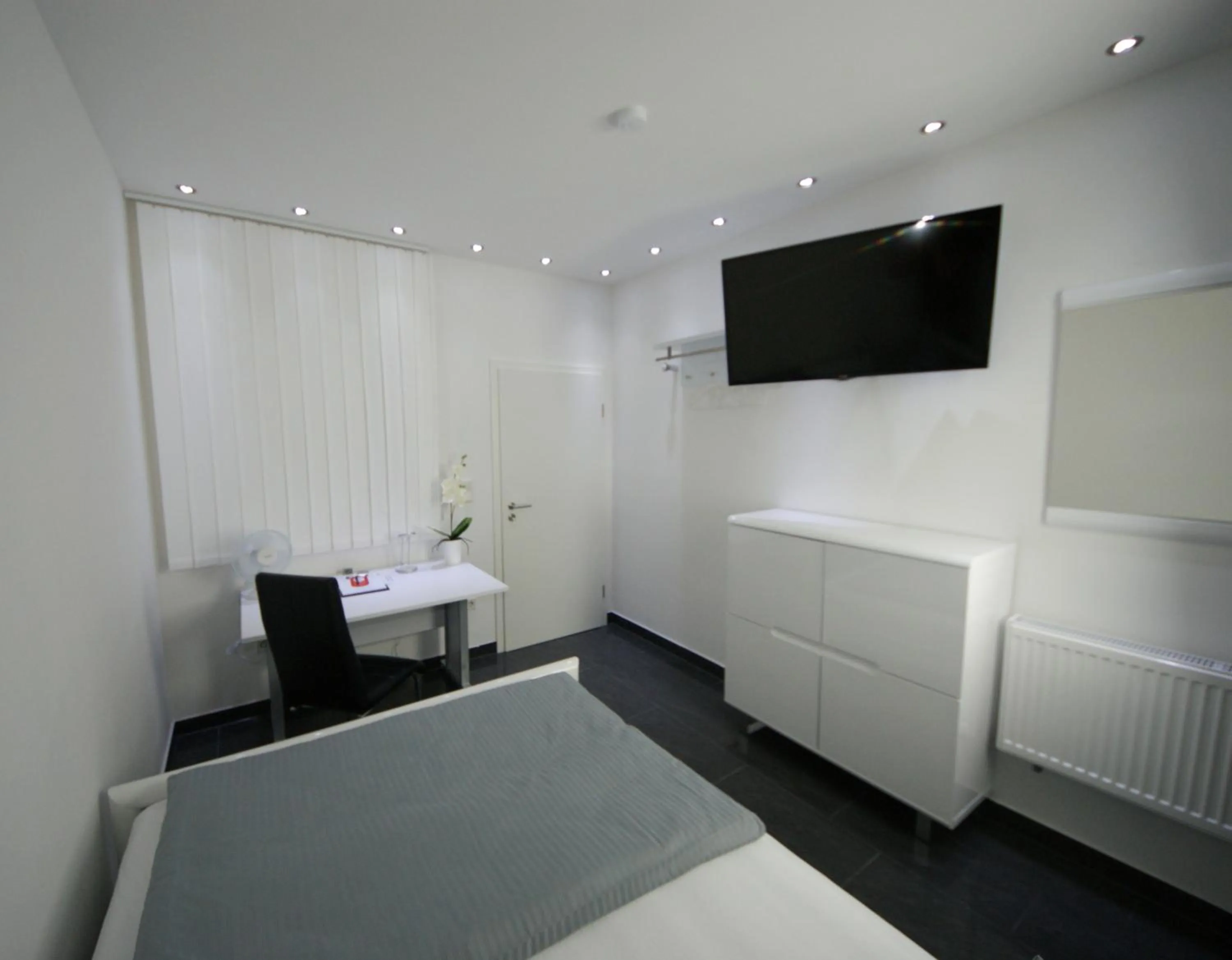 Photo of the whole room, Bed in Hotel am Rosenplatz,24 Stunden Check in, Küche, kostenfreie Parkplätze