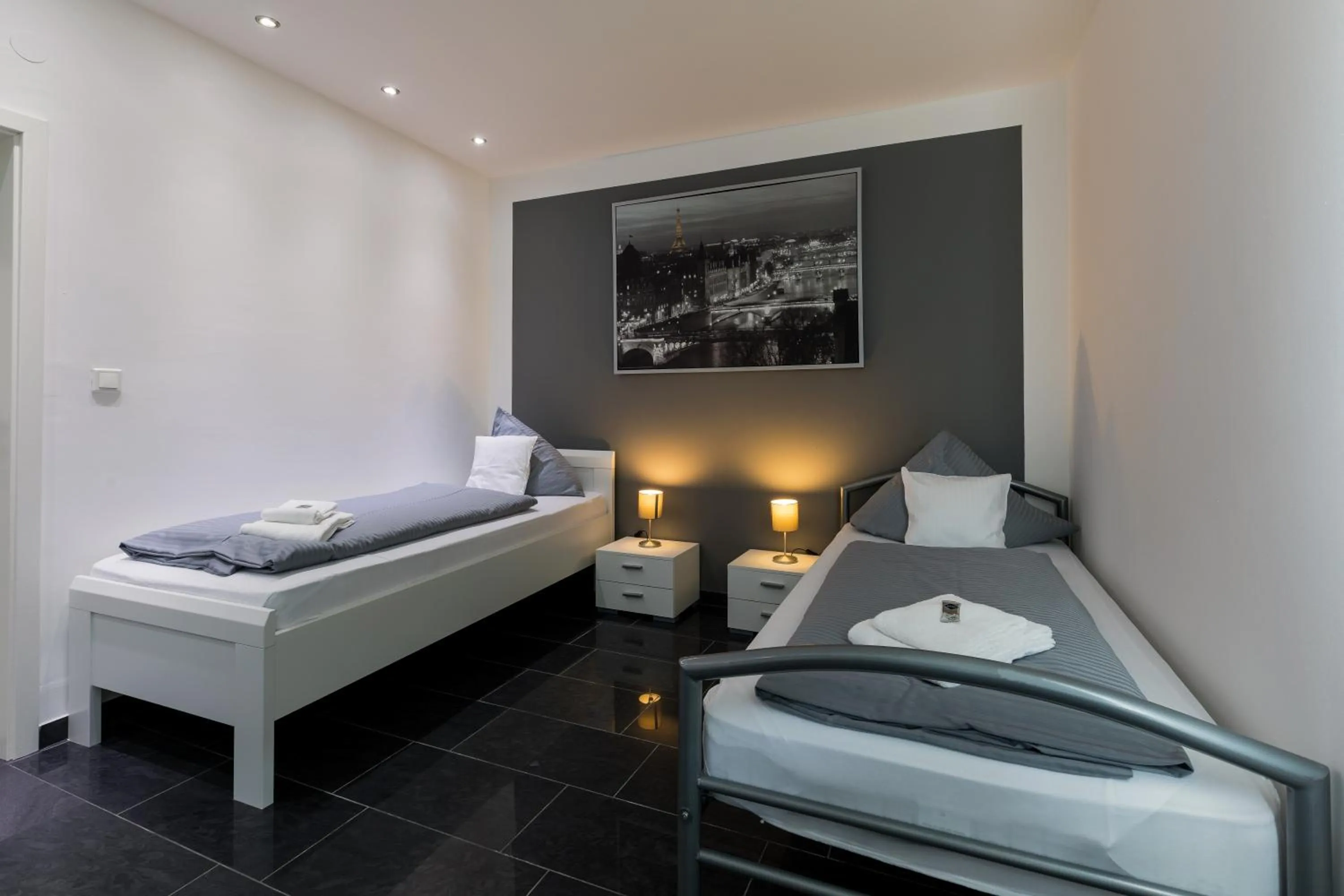 Photo of the whole room, Bed in Hotel am Rosenplatz,24 Stunden Check in, Küche, kostenfreie Parkplätze