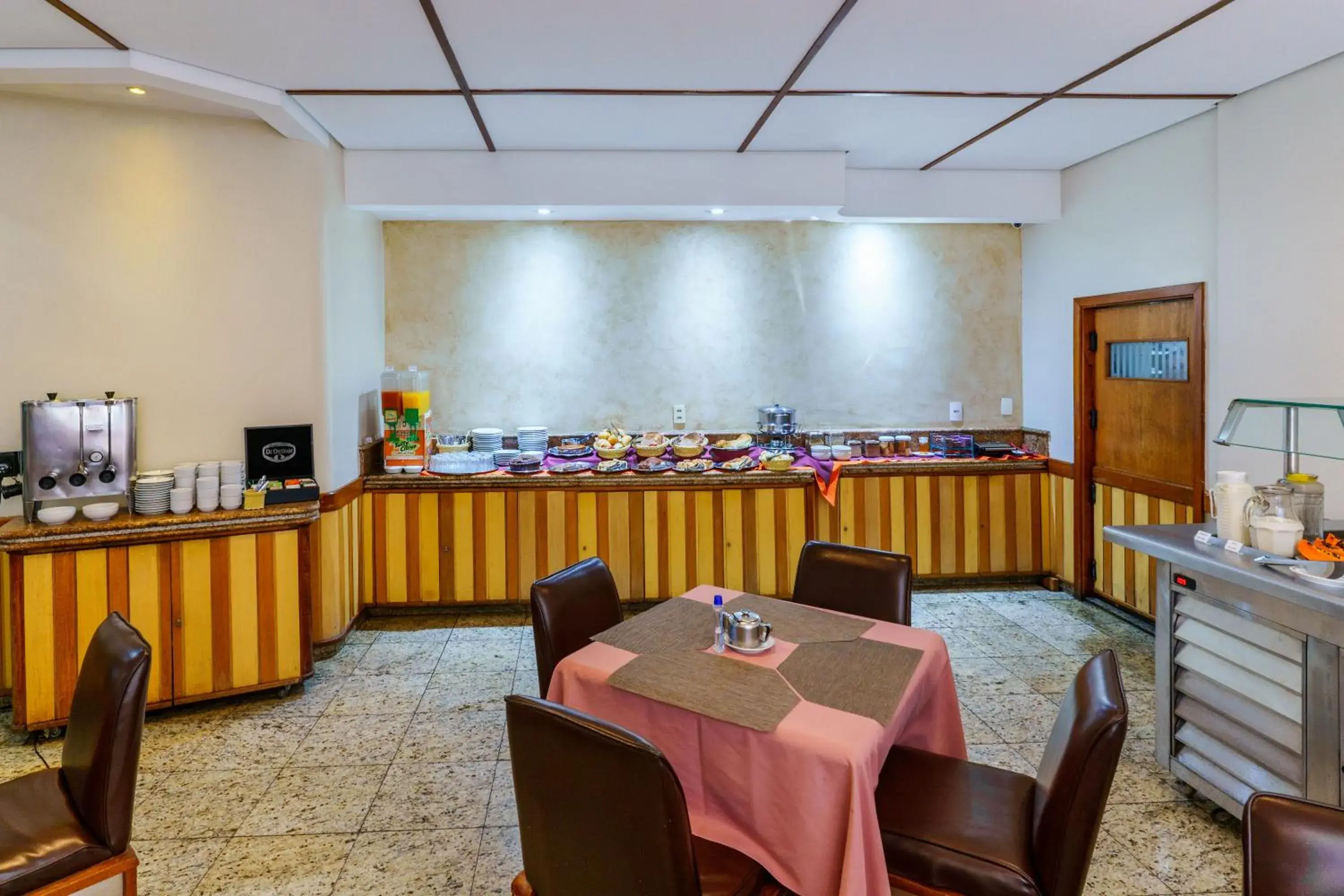 Restaurant/places to eat in Carillon Plaza Hotel Restaurant/places to eat in Carillon Plaza Hotel