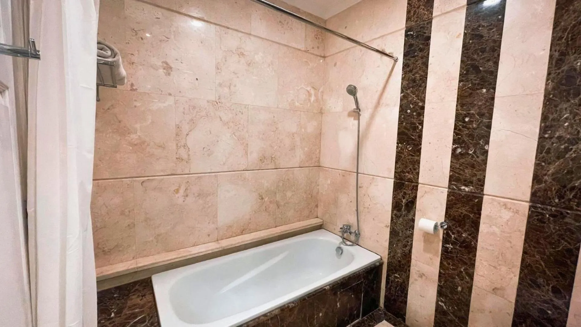 Shower in The Grantage Hotel & Sky Lounge