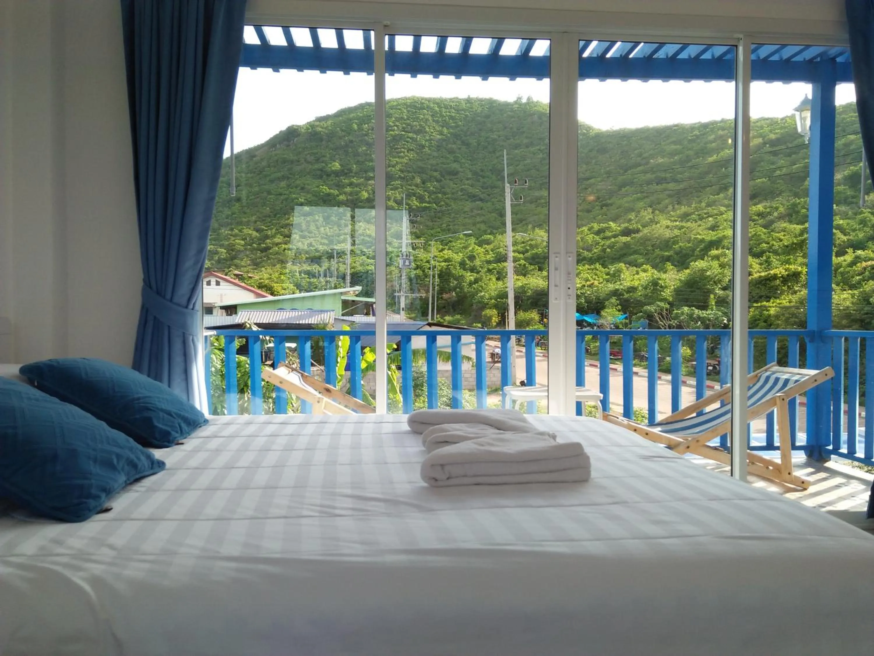 Bed in Blue sky Koh larn Resort