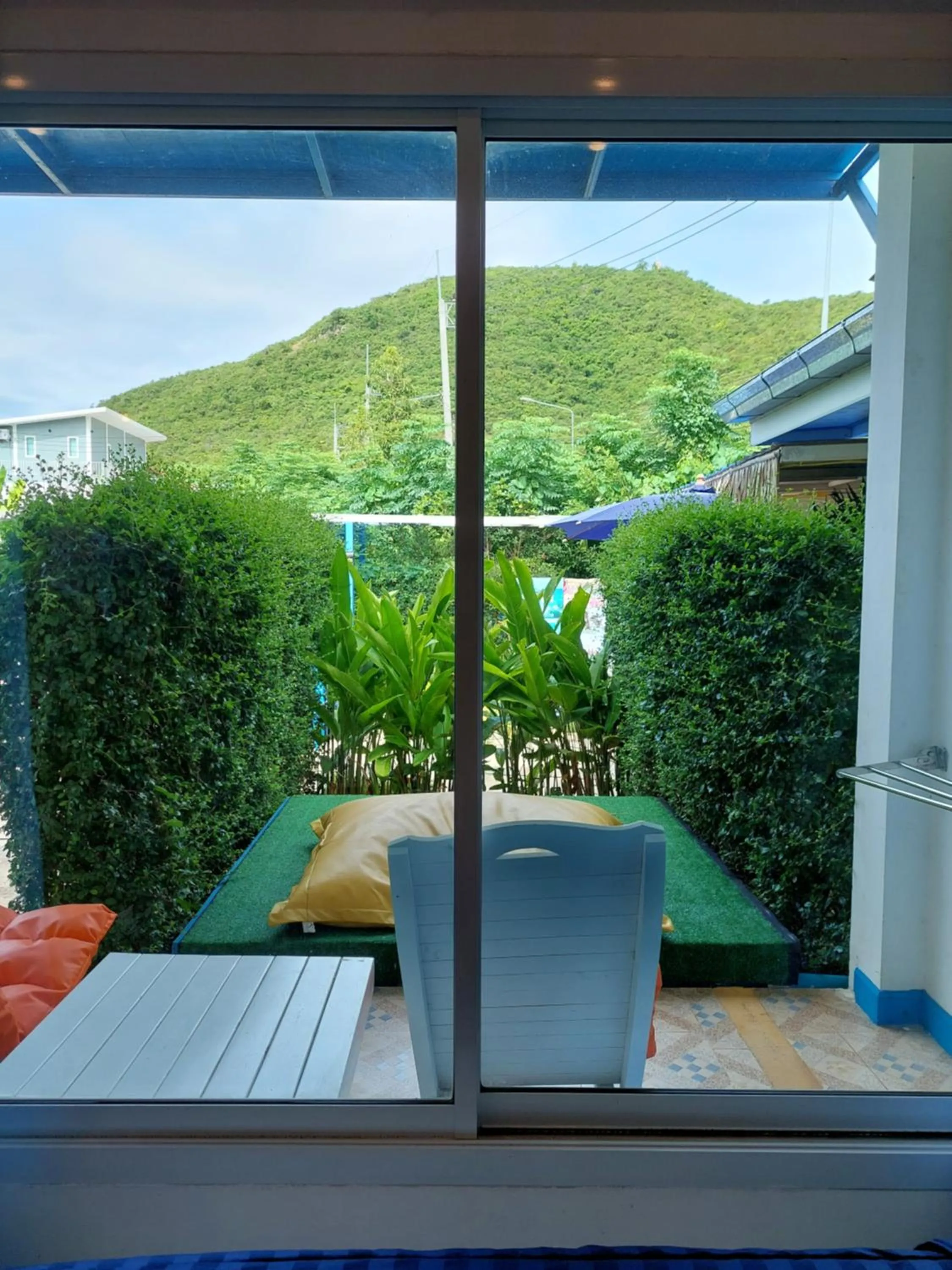 Blue sky Koh larn Resort