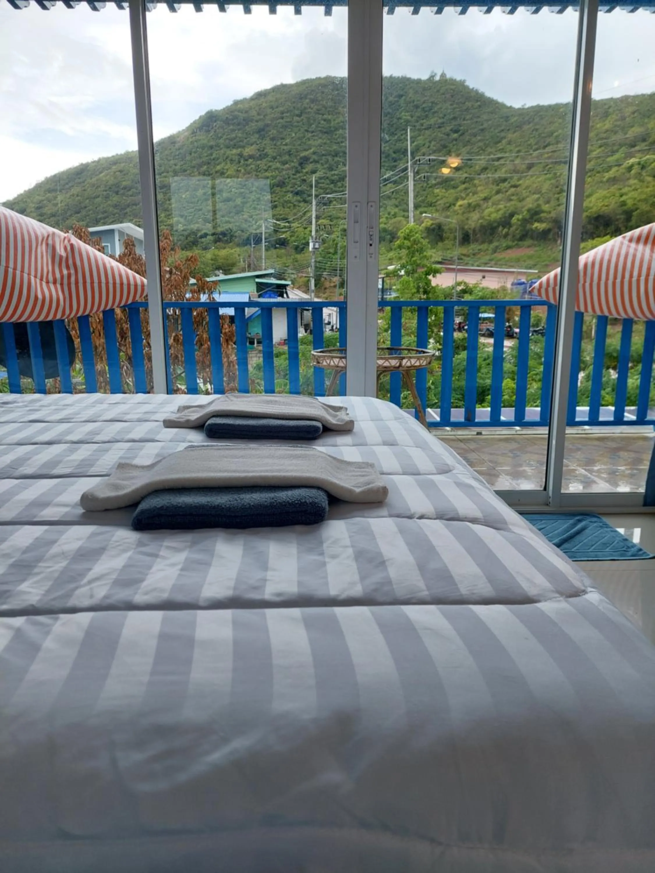 Blue sky Koh larn Resort
