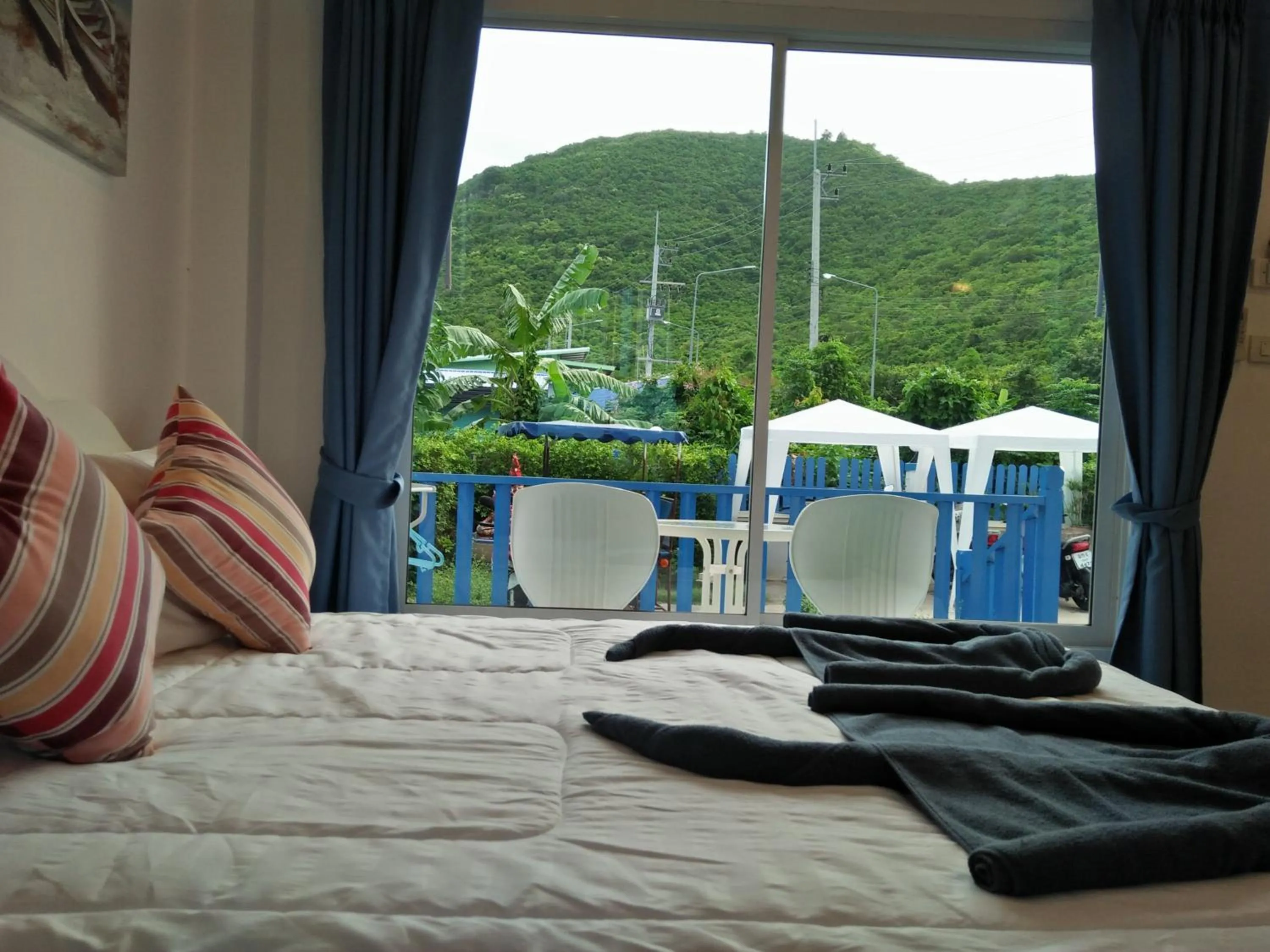 Bed in Blue sky Koh larn Resort