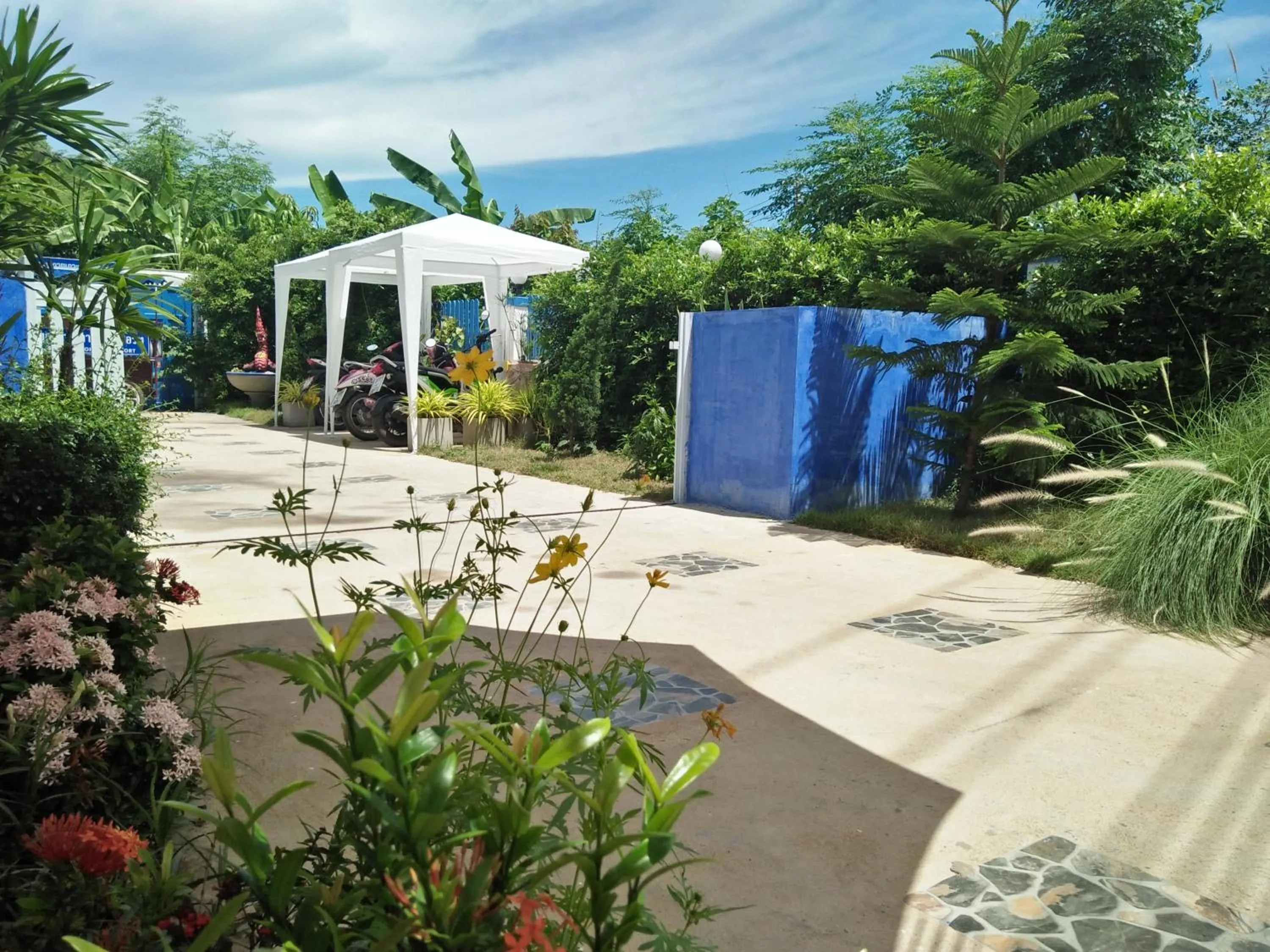 Blue sky Koh larn Resort