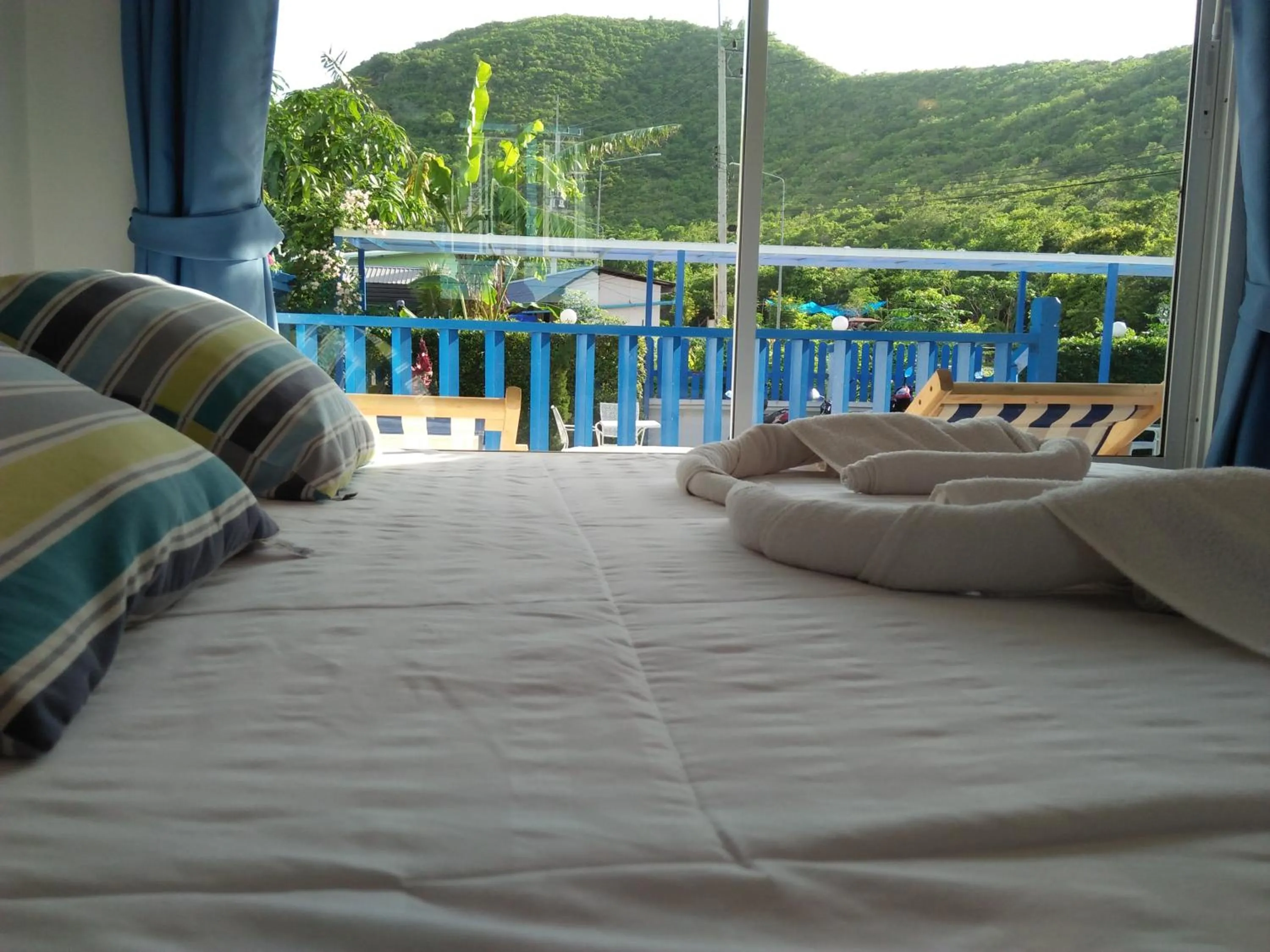 Bed in Blue sky Koh larn Resort
