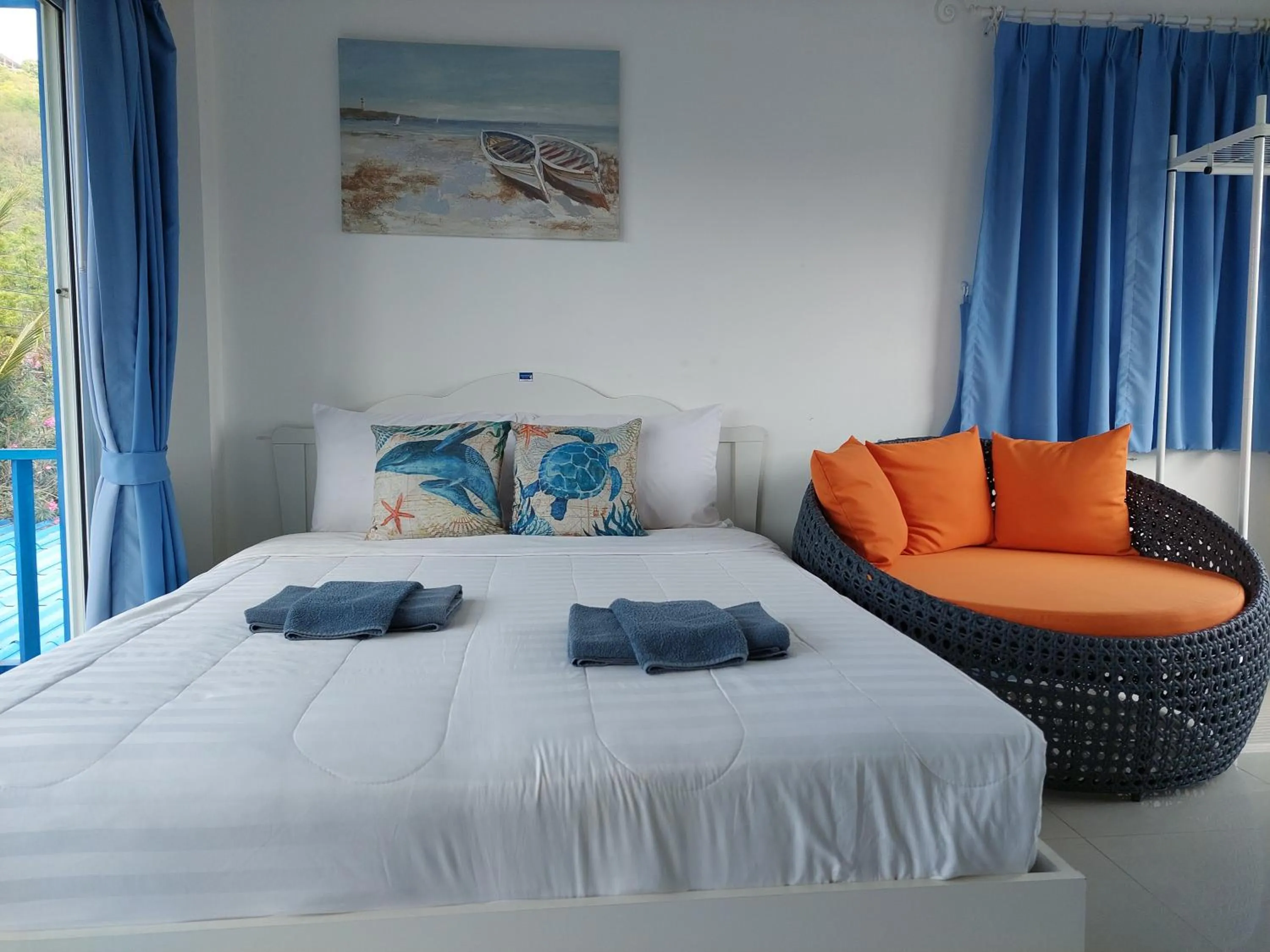 Bed in Blue sky Koh larn Resort