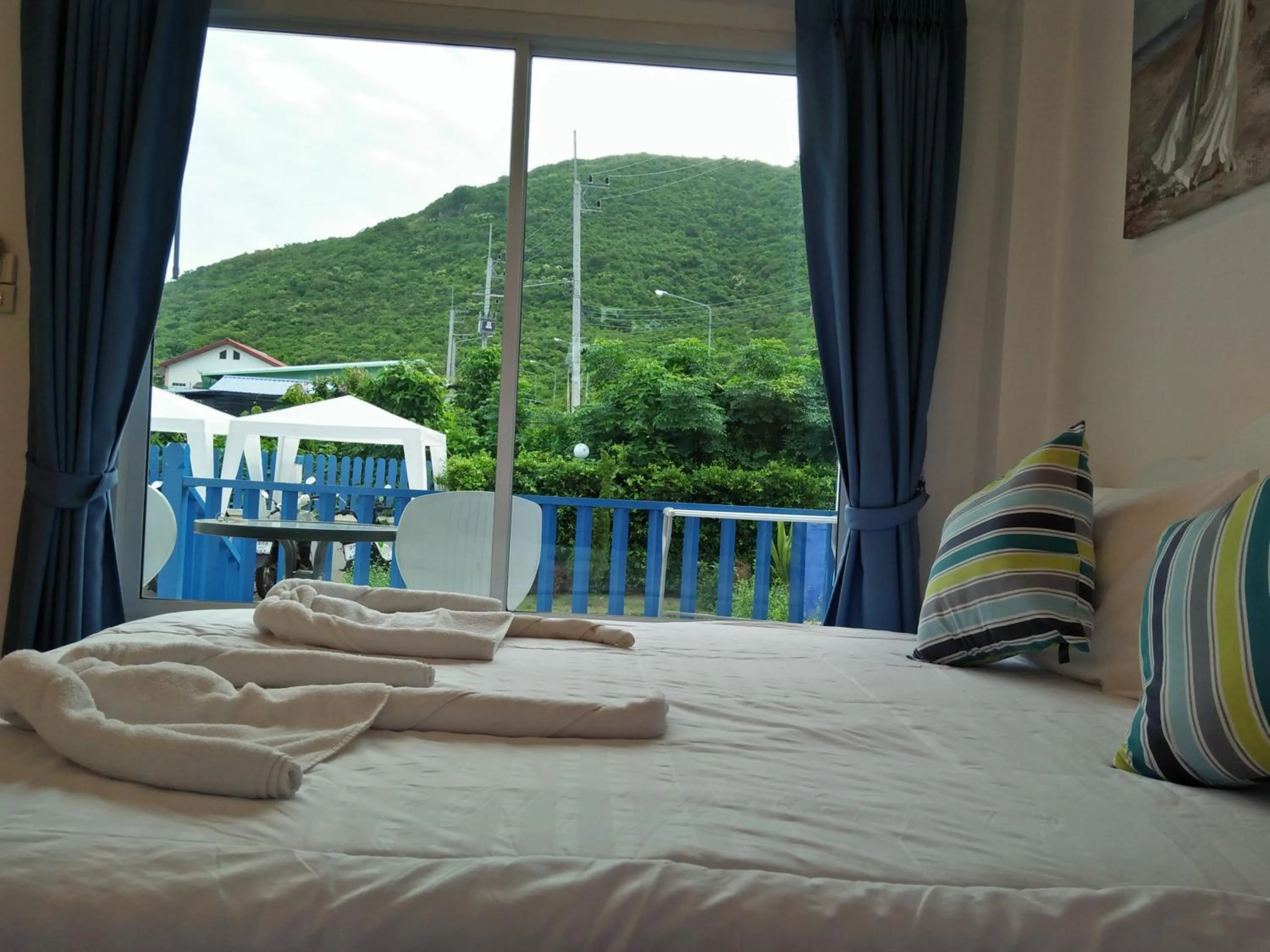 Bed in Blue sky Koh larn Resort