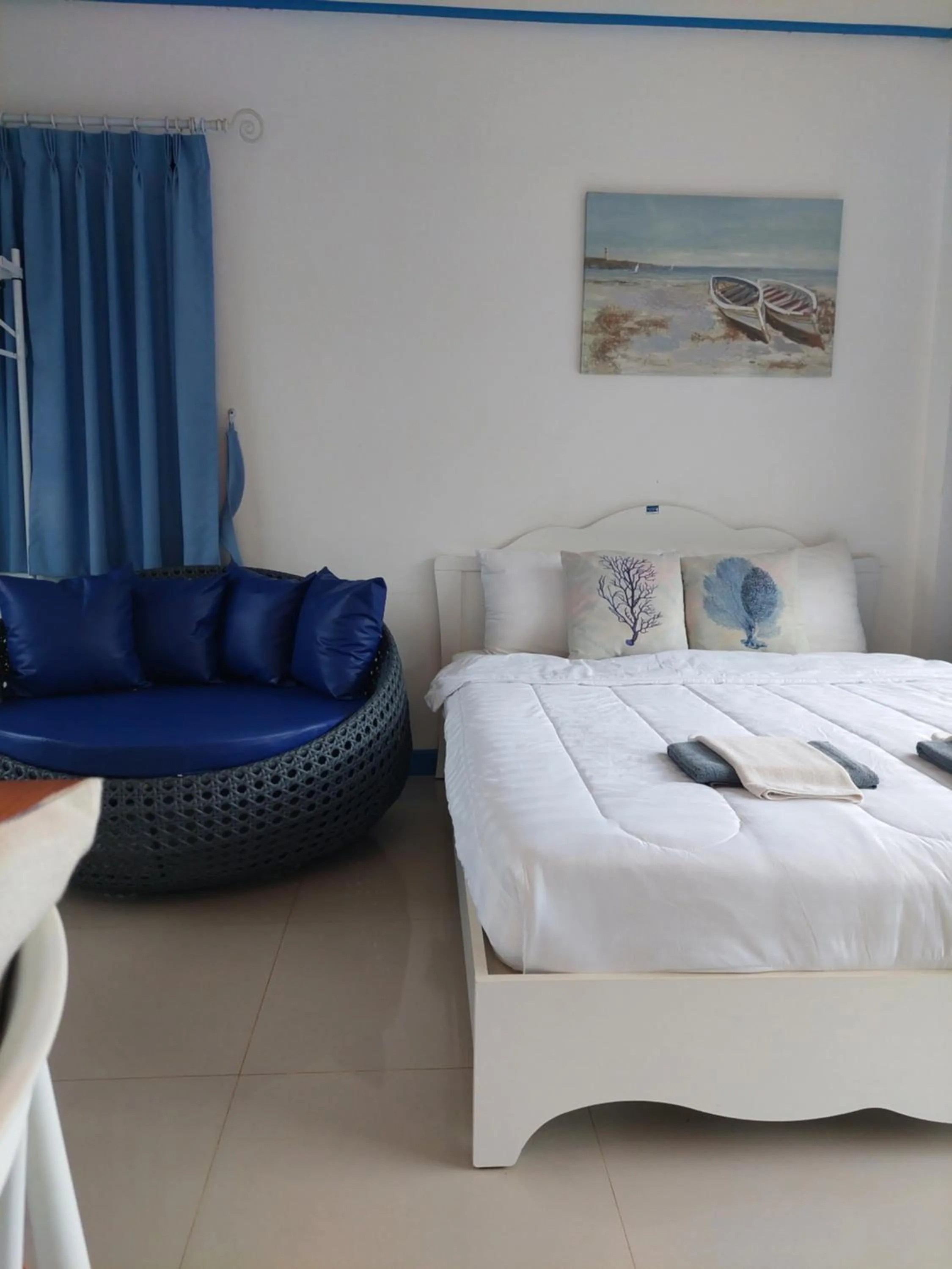 Bed in Blue sky Koh larn Resort