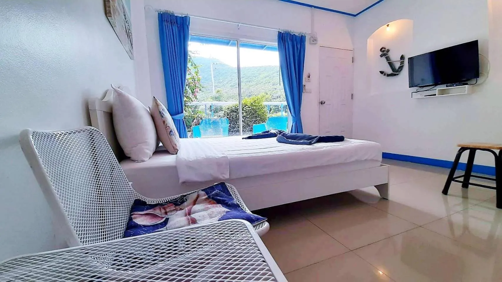 Bed in Blue sky Koh larn Resort