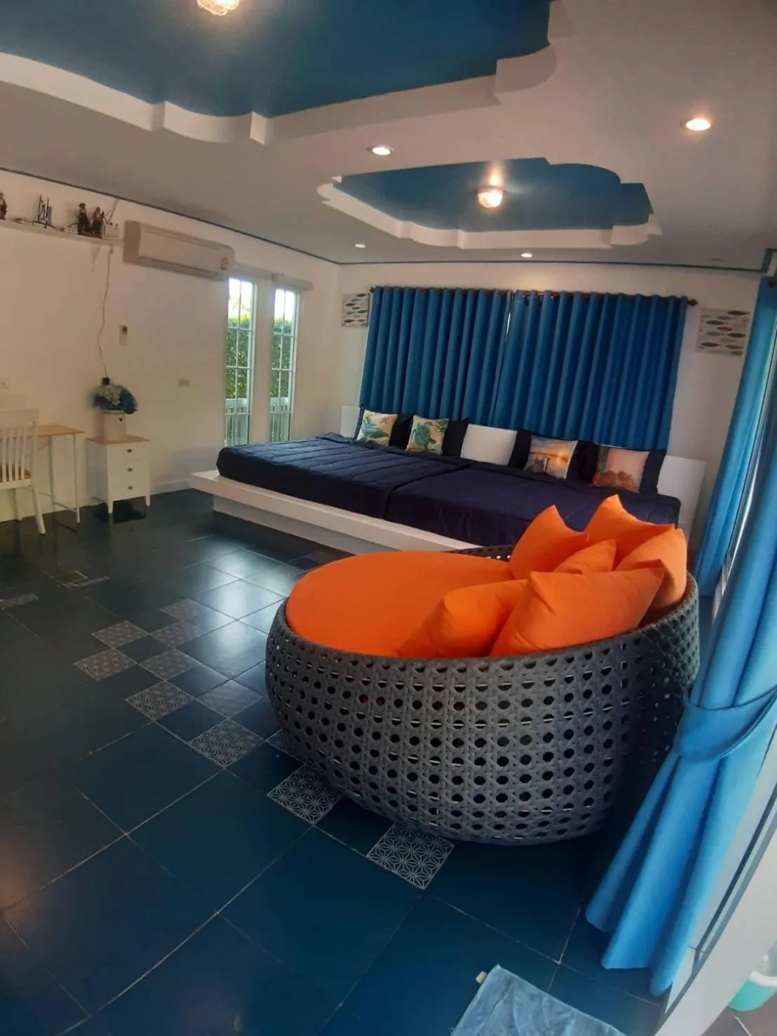 Bed in Blue sky Koh larn Resort