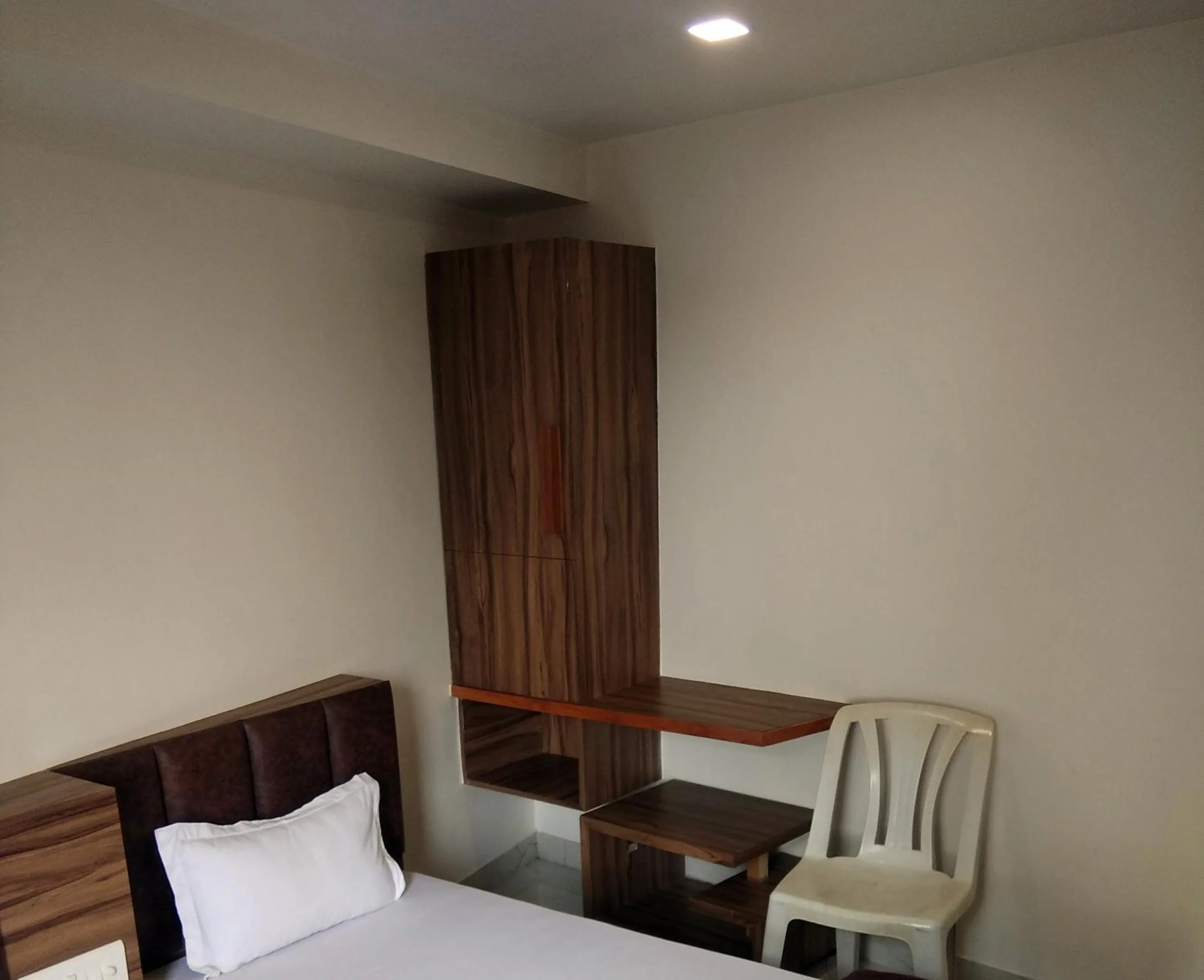 View (from property/room), Bed in Hotel Milan