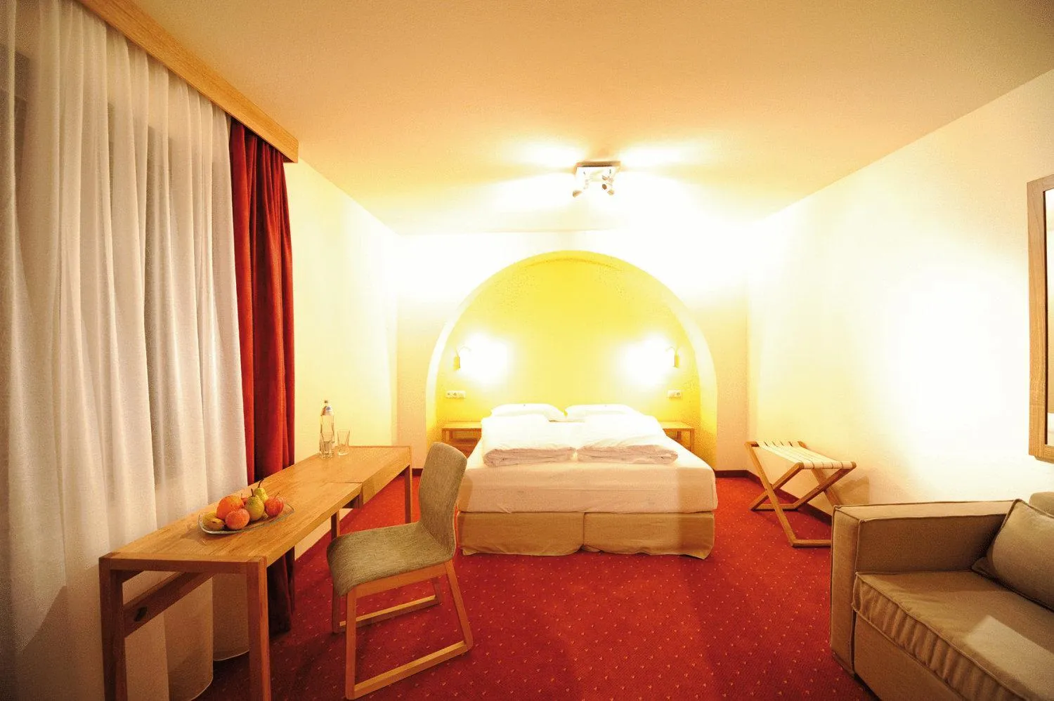 Photo of the whole room, Bed in König - Joker Card included in Summer