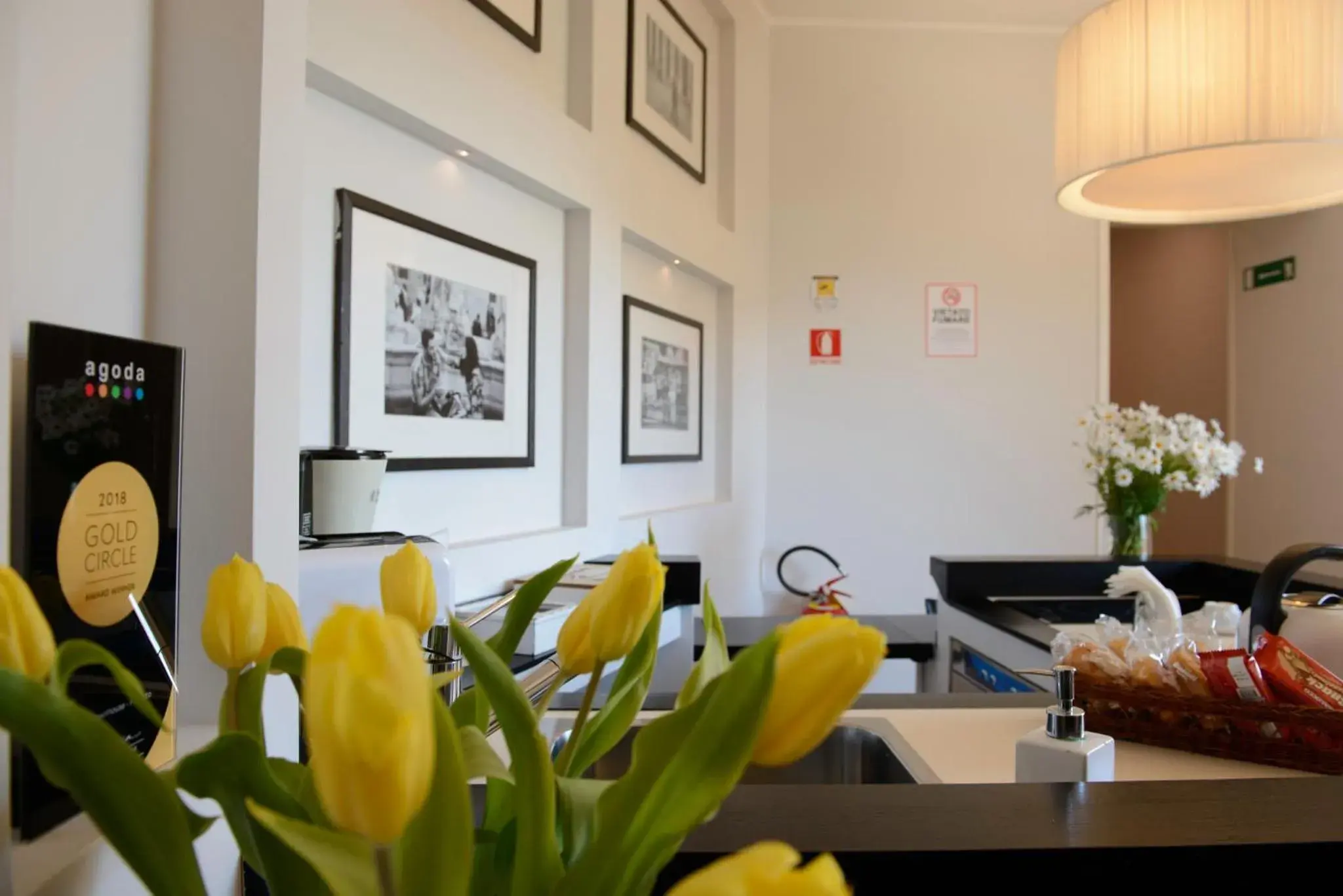 Communal lounge/ TV room in At Home Townhouse - Filiberto Communal lounge/ TV room in At Home Townhouse - Filiberto