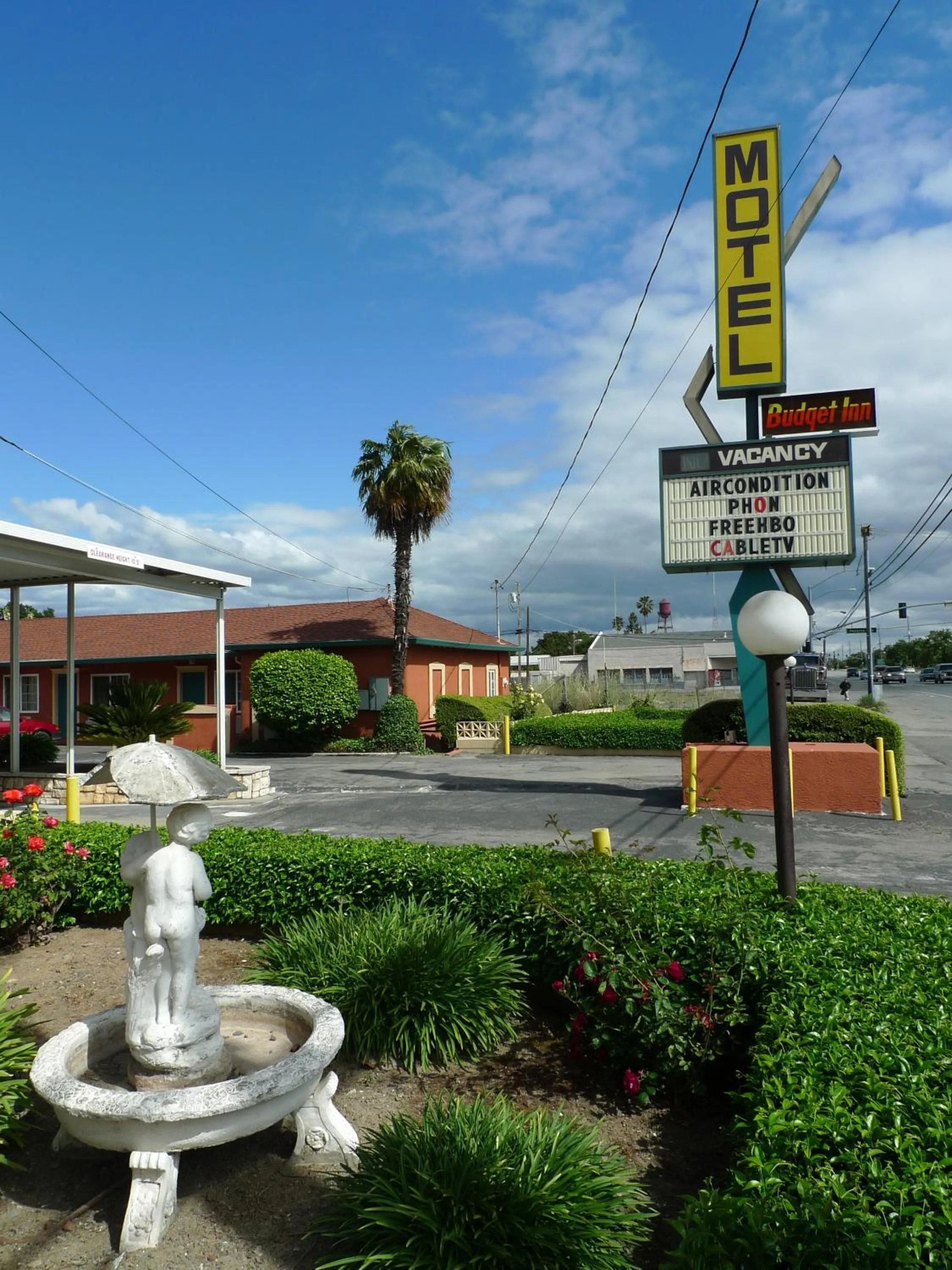 Property building in Budget Inn Morgan Hill