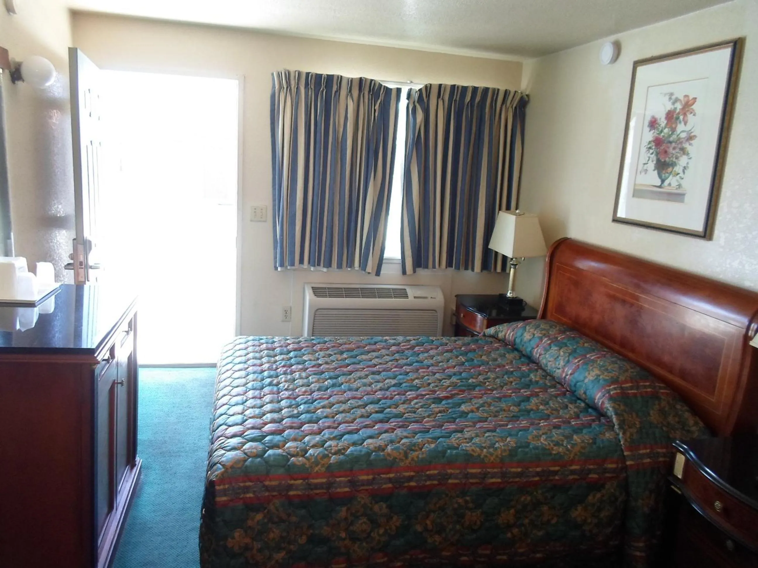 Day, Bed in Budget Inn Morgan Hill