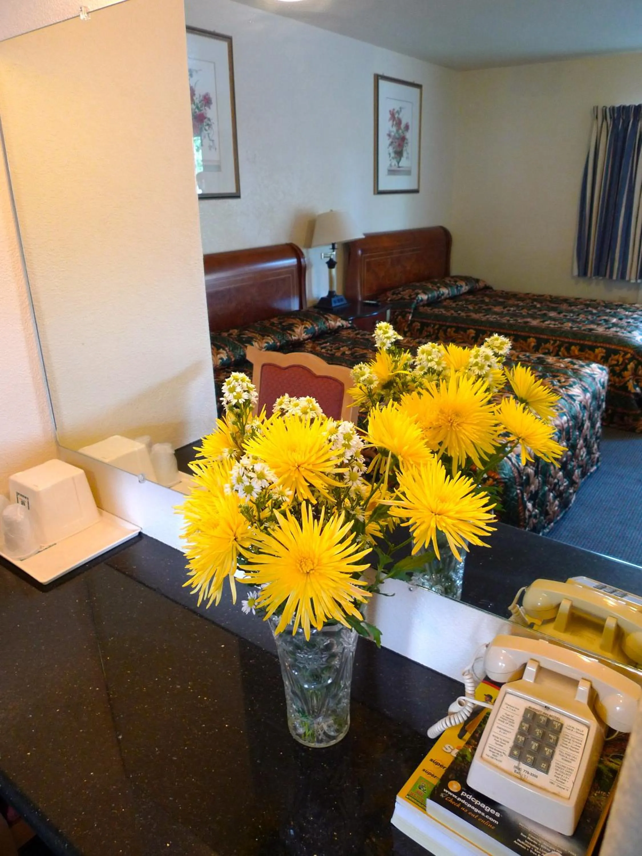 Decorative detail, Bed in Budget Inn Morgan Hill