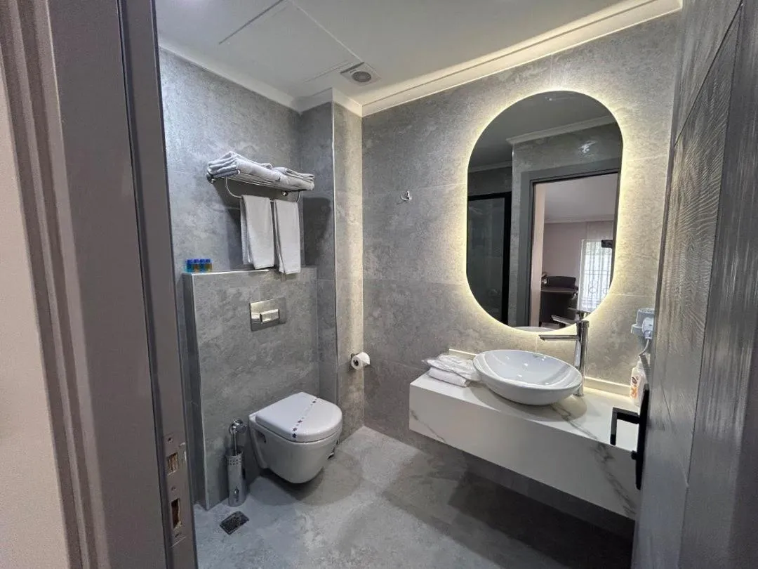 Bathroom in Pendik Marine Hotel