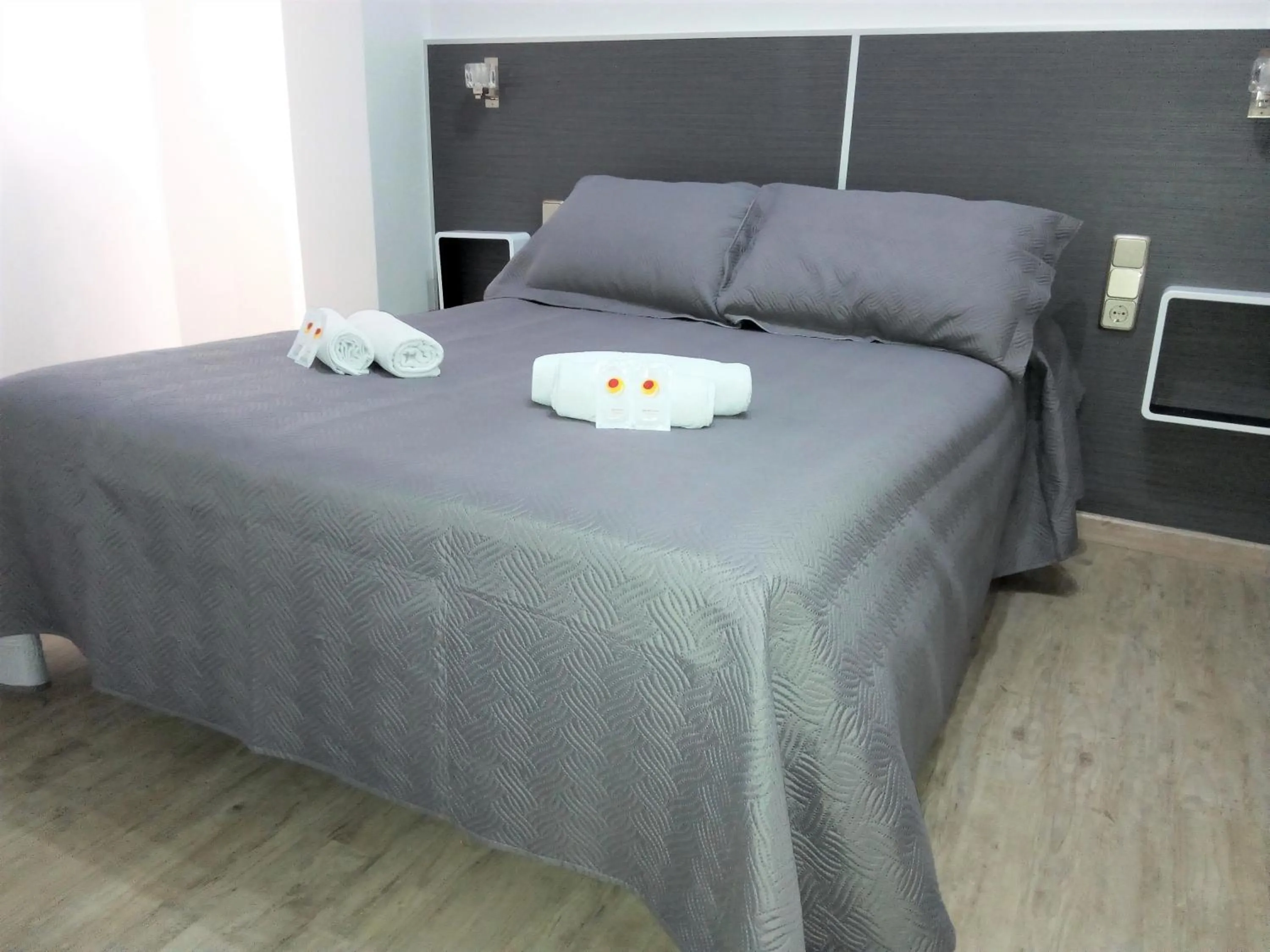 Photo of the whole room, Bed in Hostal Jemasaca-Palma61