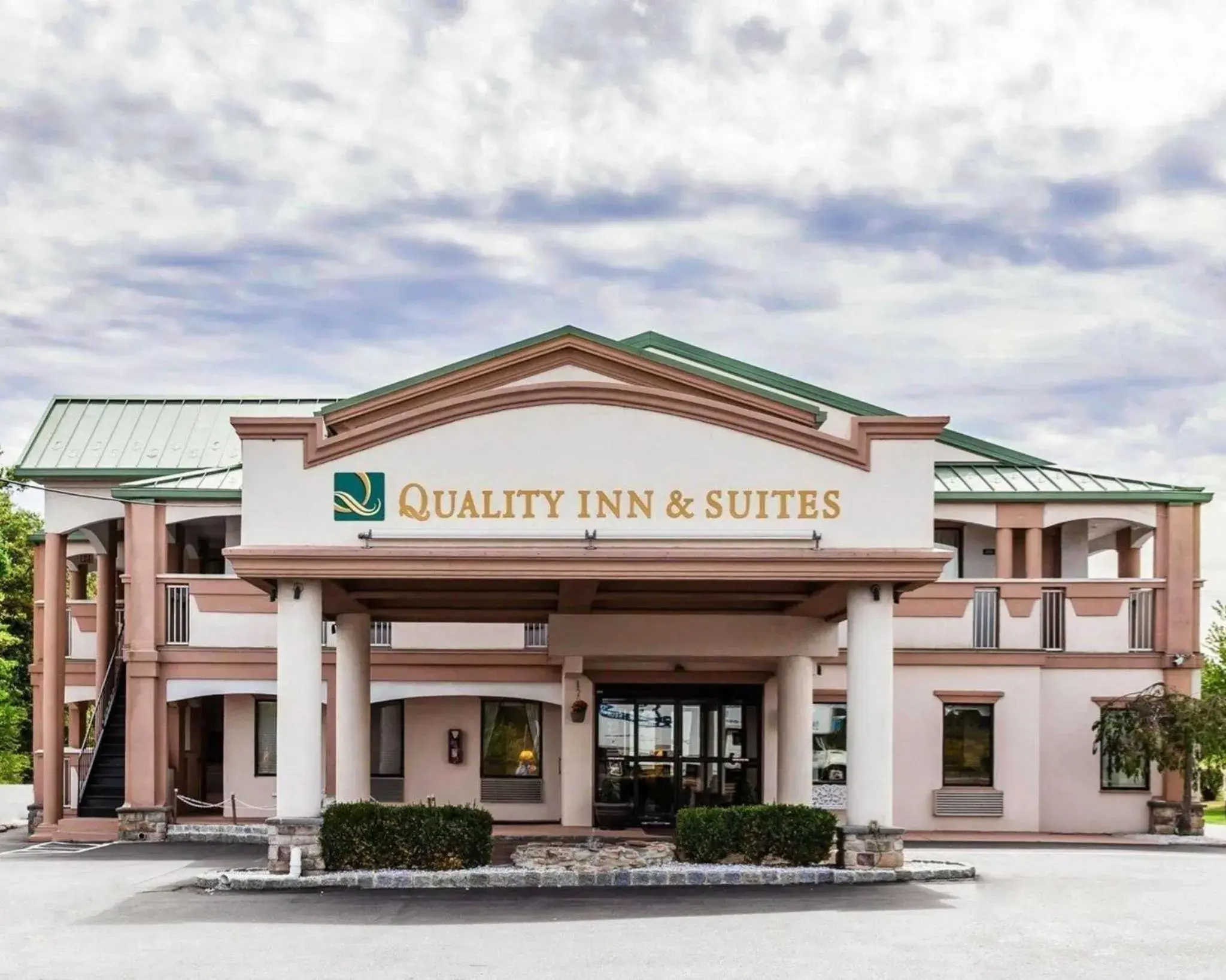 Property building in Quality Inn & Suites Quakertown-Allentown Property building in Quality Inn & Suites Quakertown-Allentown