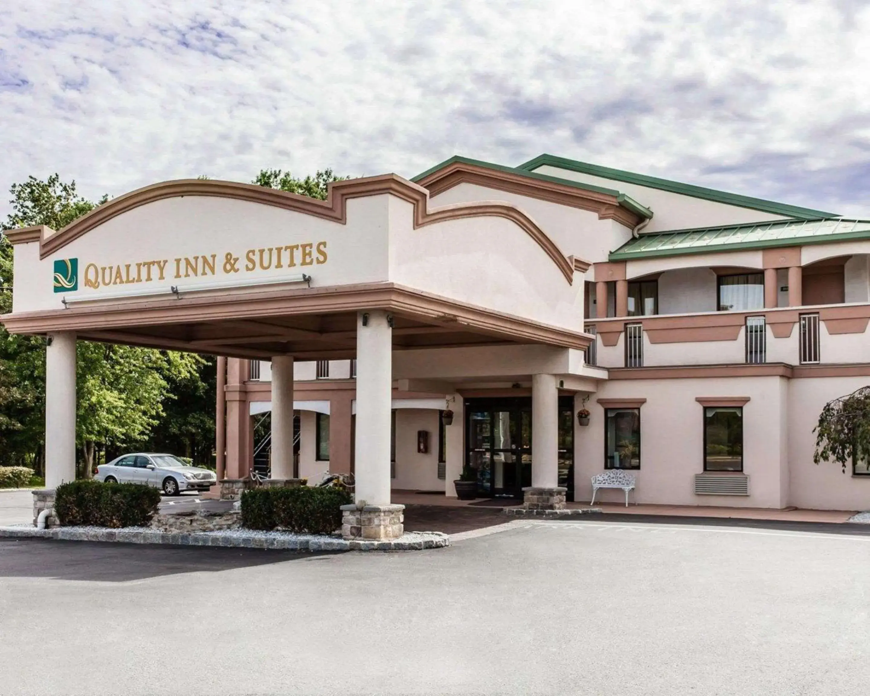 Property building in Quality Inn & Suites Quakertown-Allentown Property building in Quality Inn & Suites Quakertown-Allentown