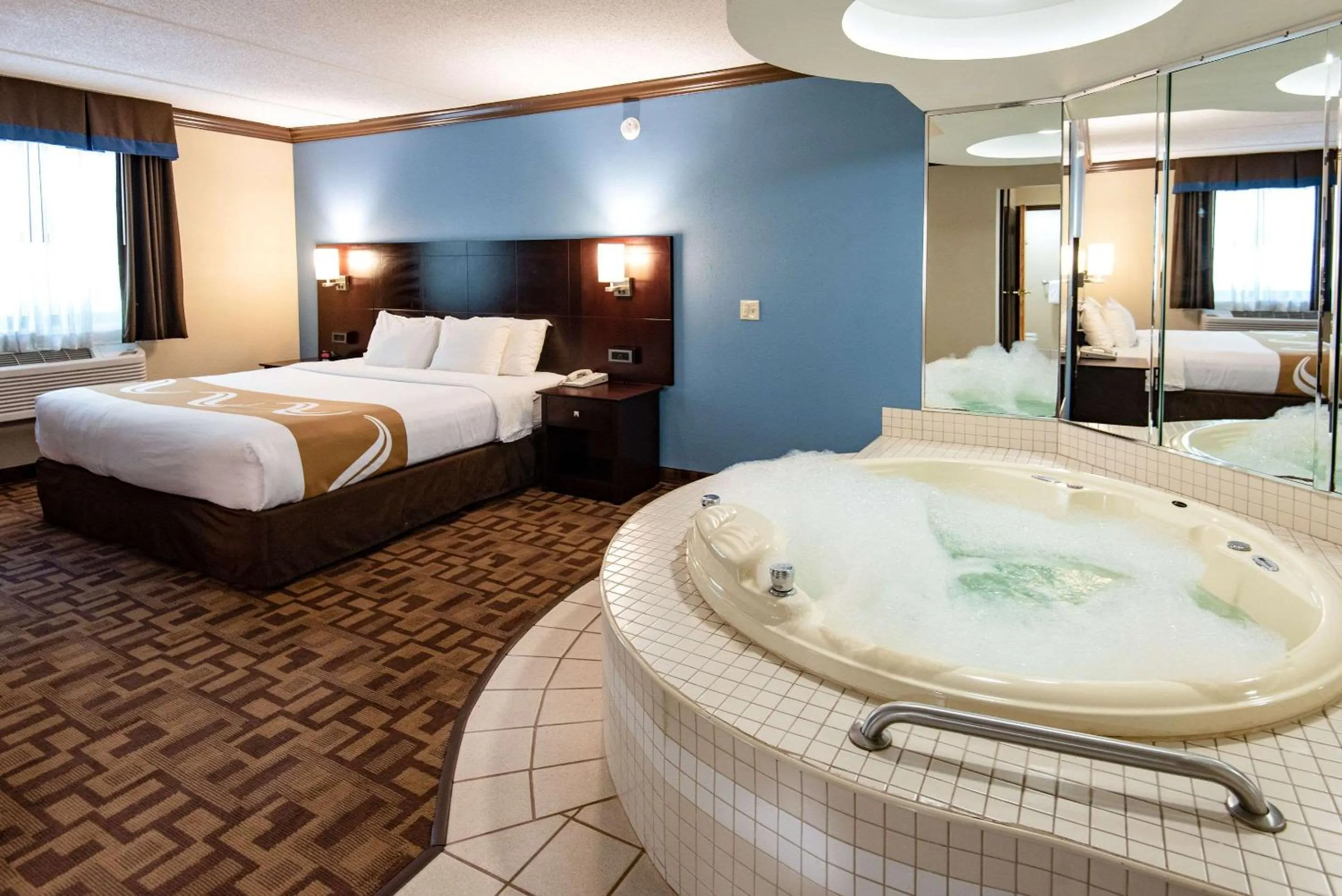 Photo of the whole room, Bed in Quality Inn & Suites Quakertown-Allentown