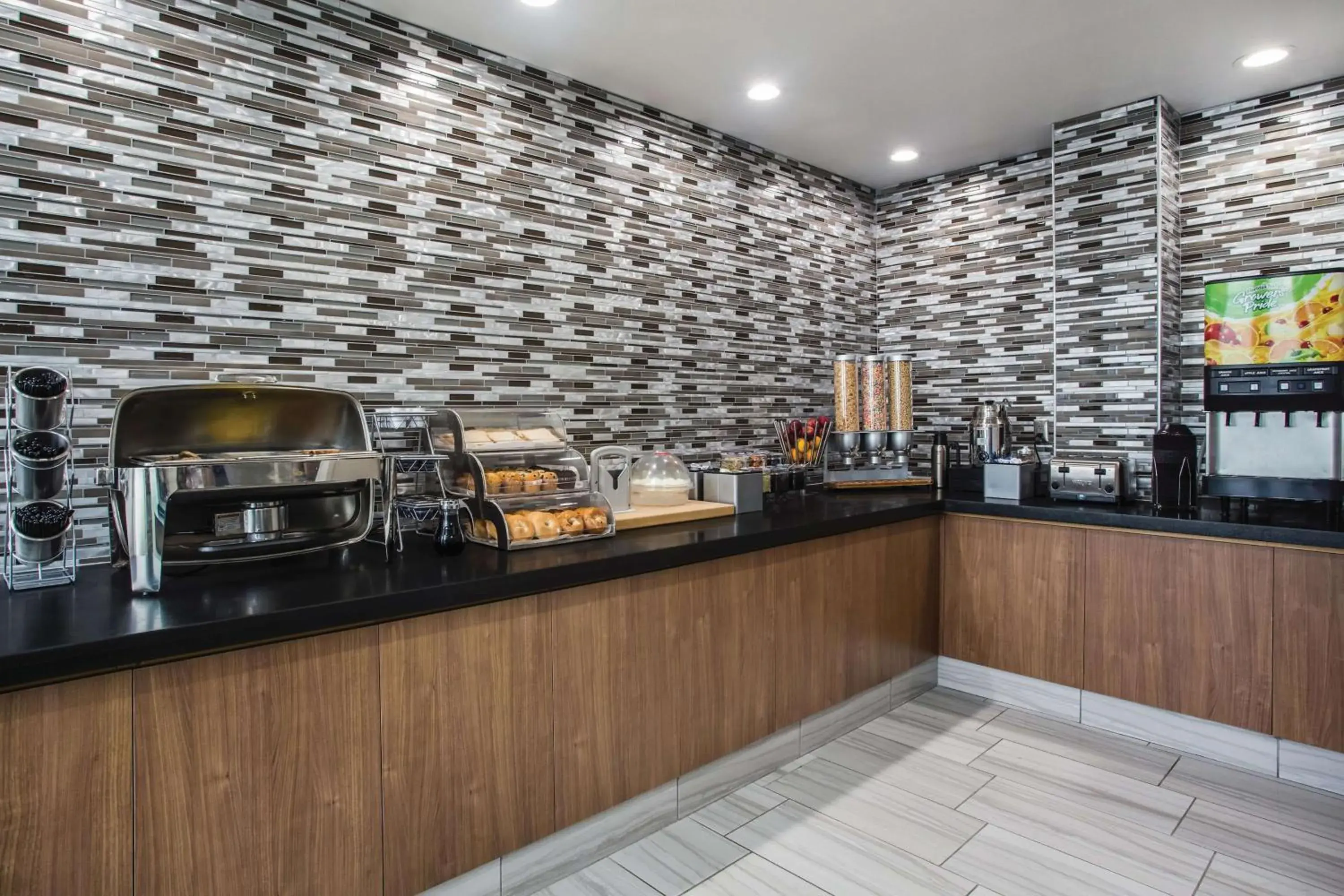 Restaurant/places to eat in La Quinta by Wyndham Winchester Restaurant/places to eat in La Quinta by Wyndham Winchester